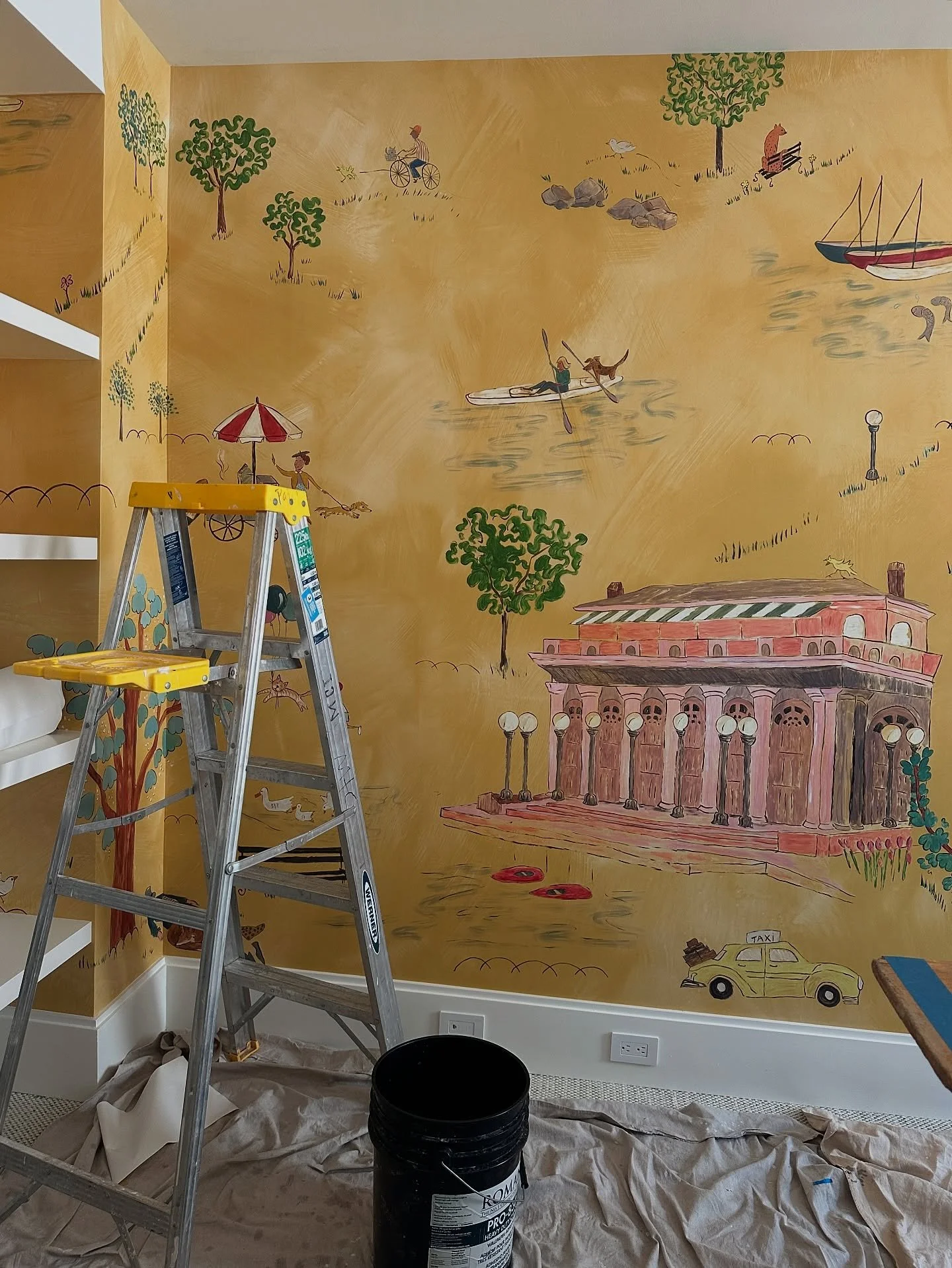 A New York room for a New York baby 💛

#anniedelaportedesigns #nursery #kidsroom #wallpaper #ctdesigner #nycdesigner