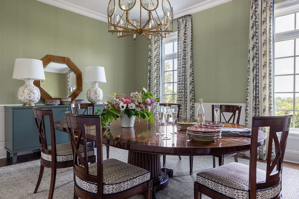 A very busy start to Fall and lots more to come- a few installs, finishing out last layers, starting second phases of old projects, three new projects, and photoshoot in between! 🤩💪🏻

#anniedelaportedesigns #diningroom #ctdesigner #nycdesigner