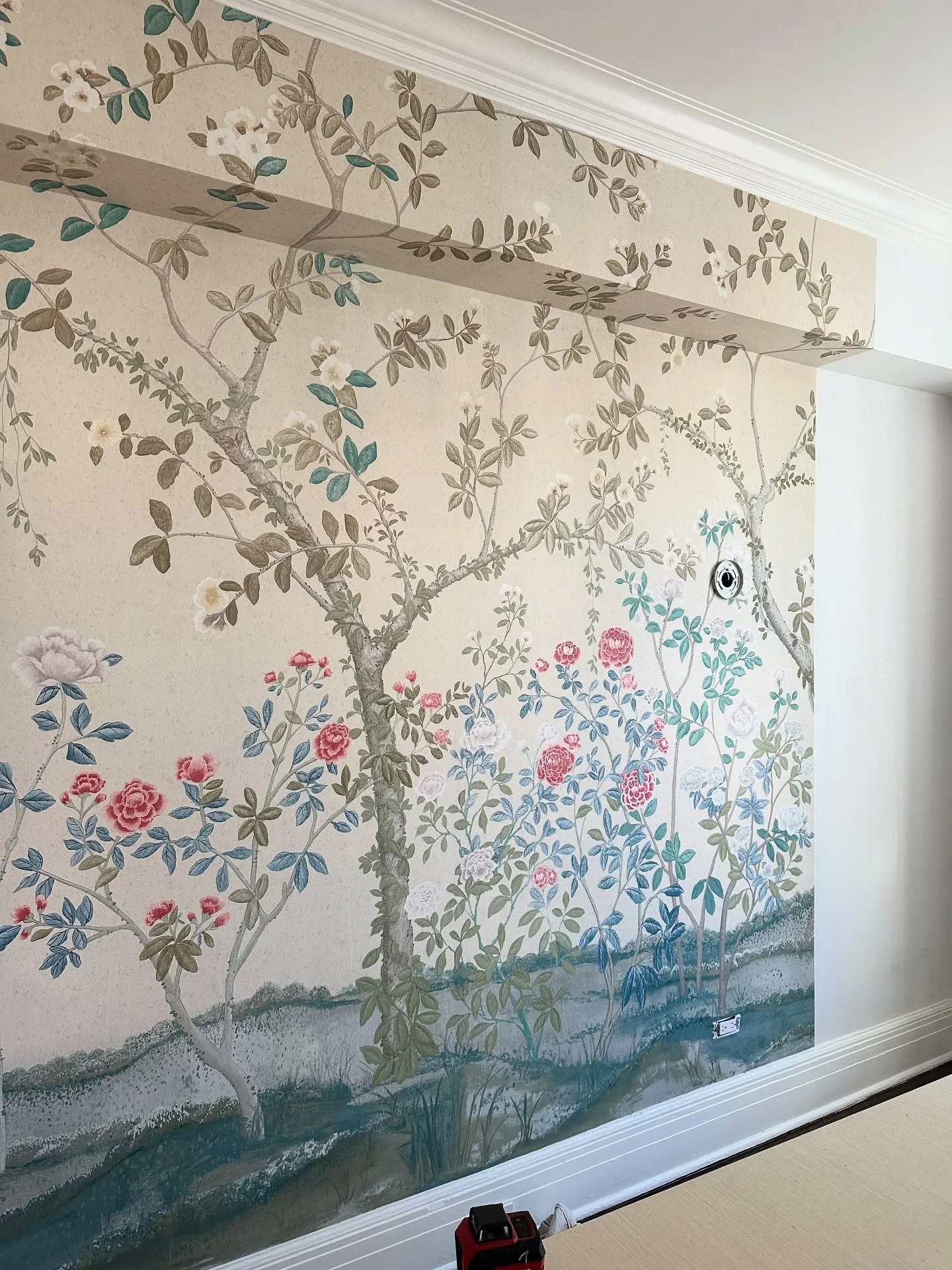 When the wallpaper install makes me giddy 🤩💕

#anniedelaportedesigns #nycrenovation #diningroom #wallpaper #nycdesigner #ctdesigner