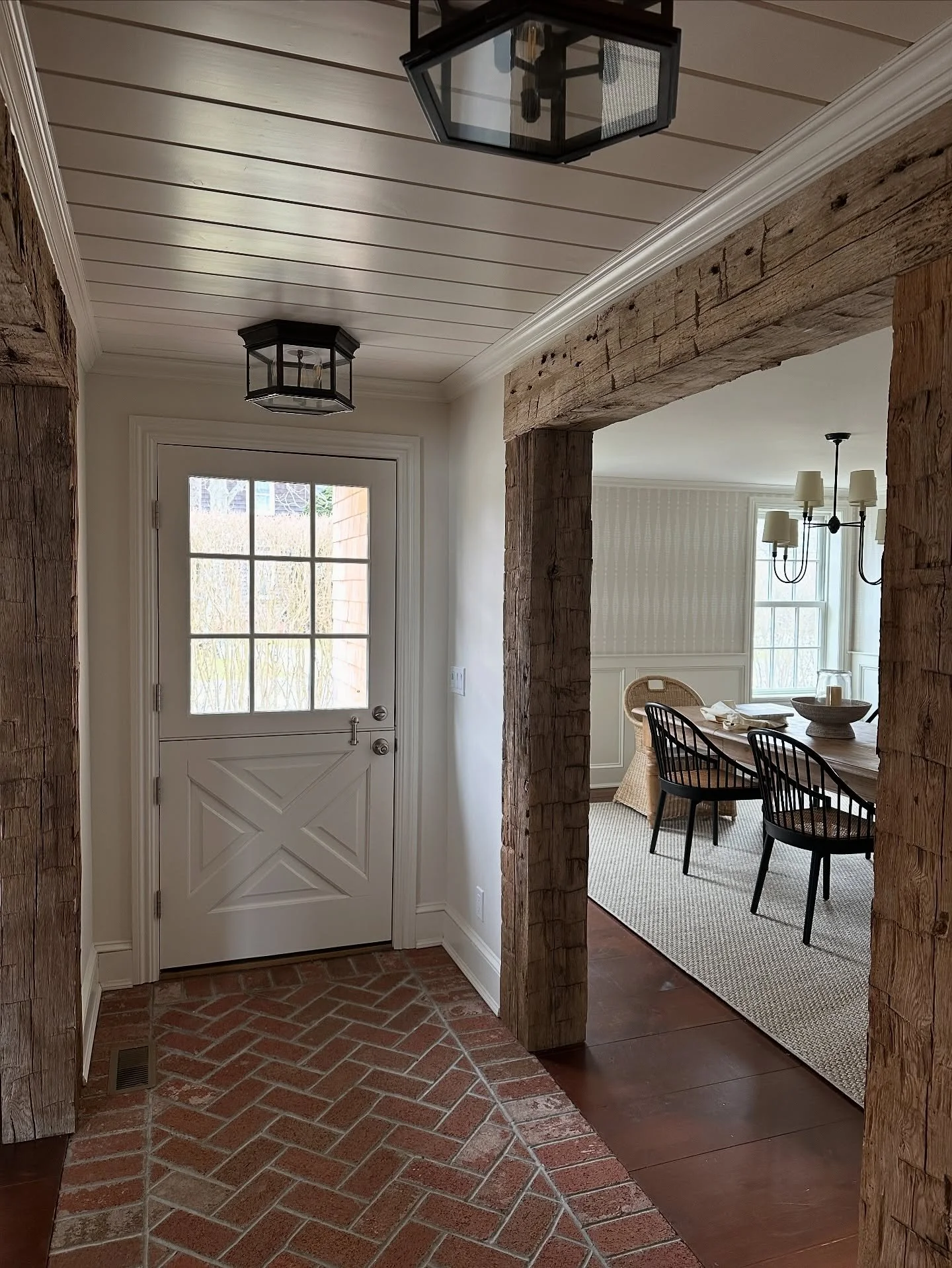 Side entry, combining old and new 

#anniedelaportedesigns #hamptons #beachhouse #entry #ctdesigner #nycdesigner #hamptonsdesign