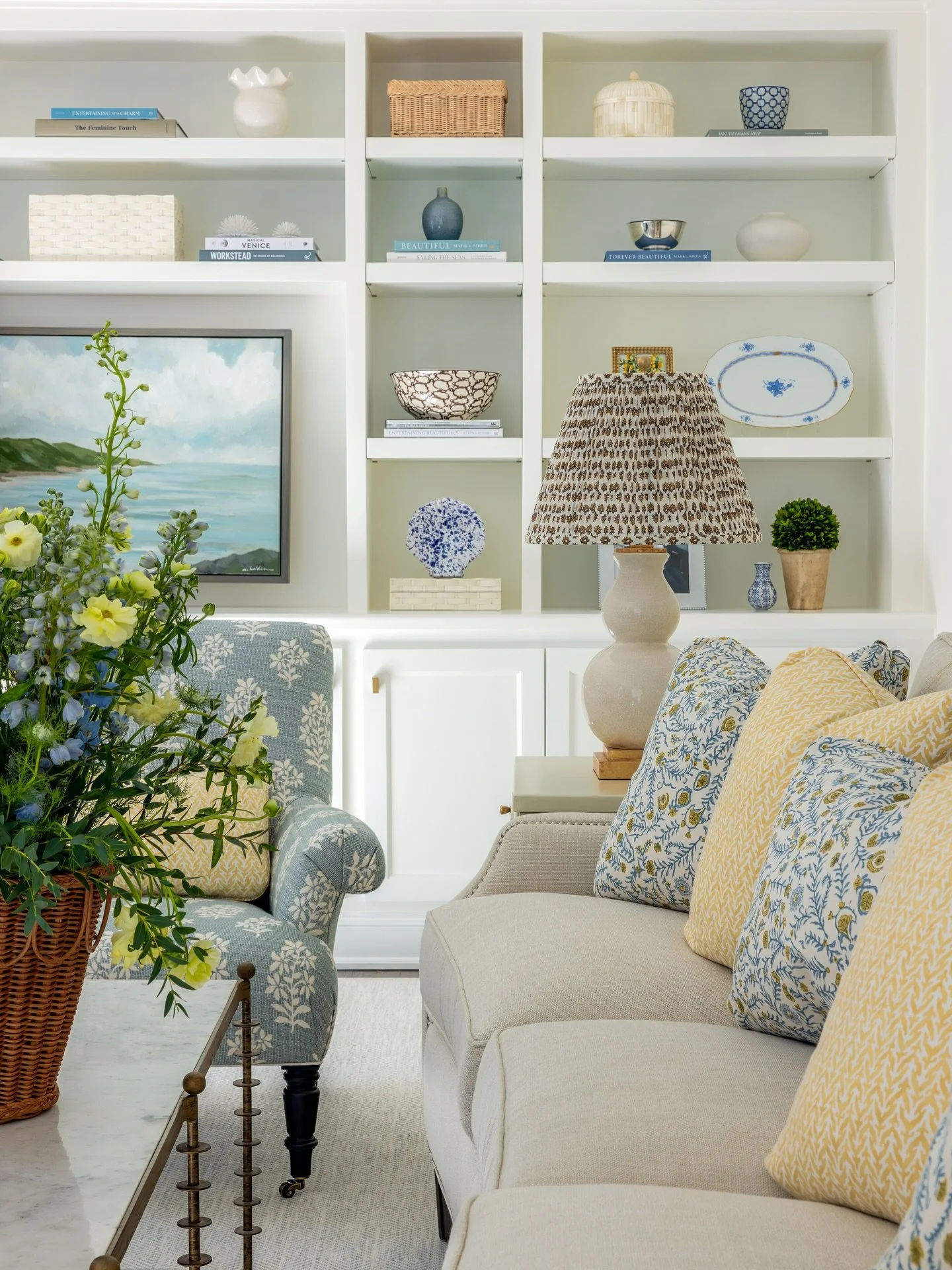 The happiest family living room 💚 Would you ever believe my client has 3 young boys?! 

#anniedelaportedesigns #livingroom #familyroom #ctdesigner #nycdesigner