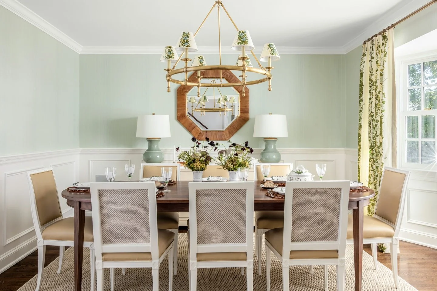 The table is set and ready for the holiday week. Happy Thanksgiving! 🦃🍁 

#anniedelaportedesigns #diningroom #wallpaper #ctdesigner #nycdesigner