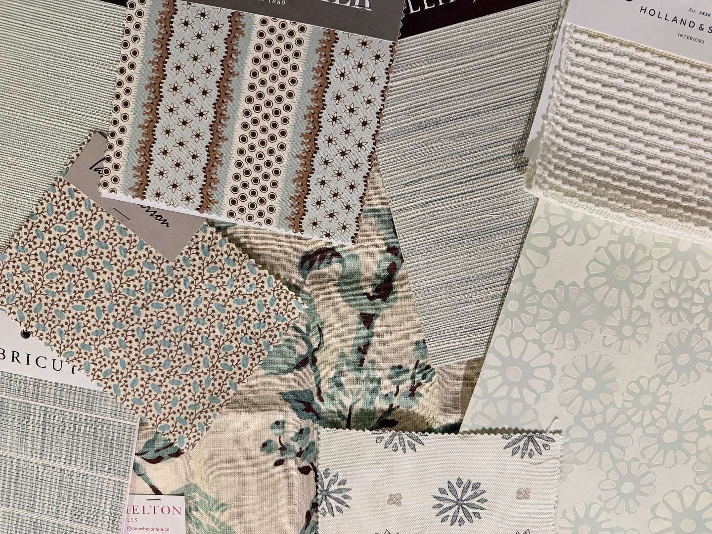 Scheming and dreaming up a primary bedroom for our project on 5th Ave 💤😴💤 

#anniedelaportedesigns #primarybedroom #wallpaper #ues #nycdesigner #ctdesigner