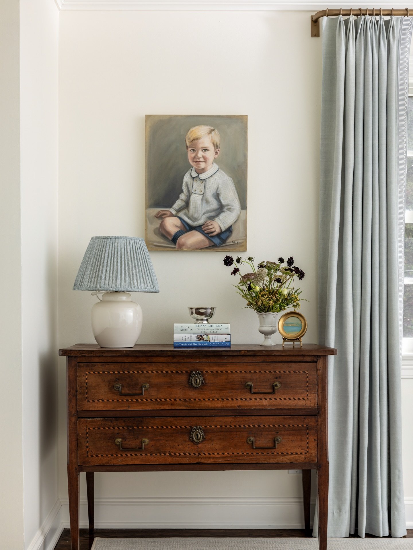 Sweetest living room corner 💙💙

#anniedelaportedesigns #livingroom #ctdesigner #nycdesigner