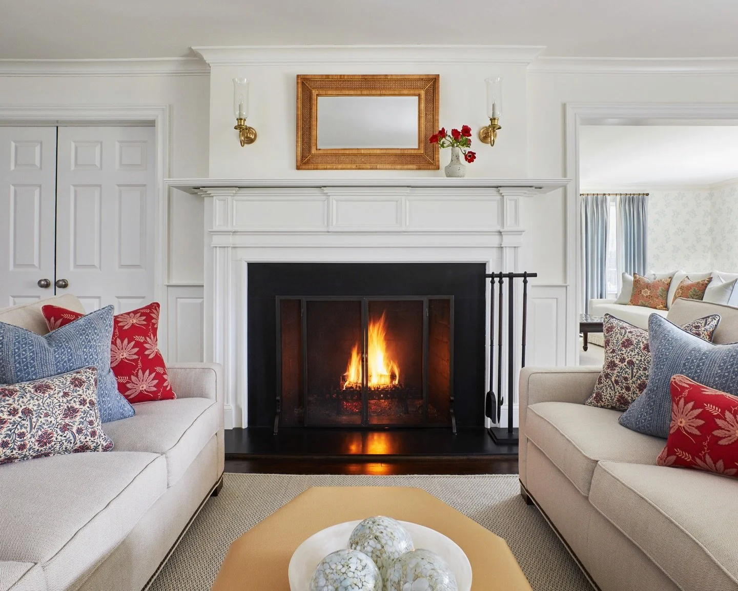 Cozy season is here 🔥

#anniedelaportedesigns #familyroom #fireplace #ctdesigner #nycdesigner