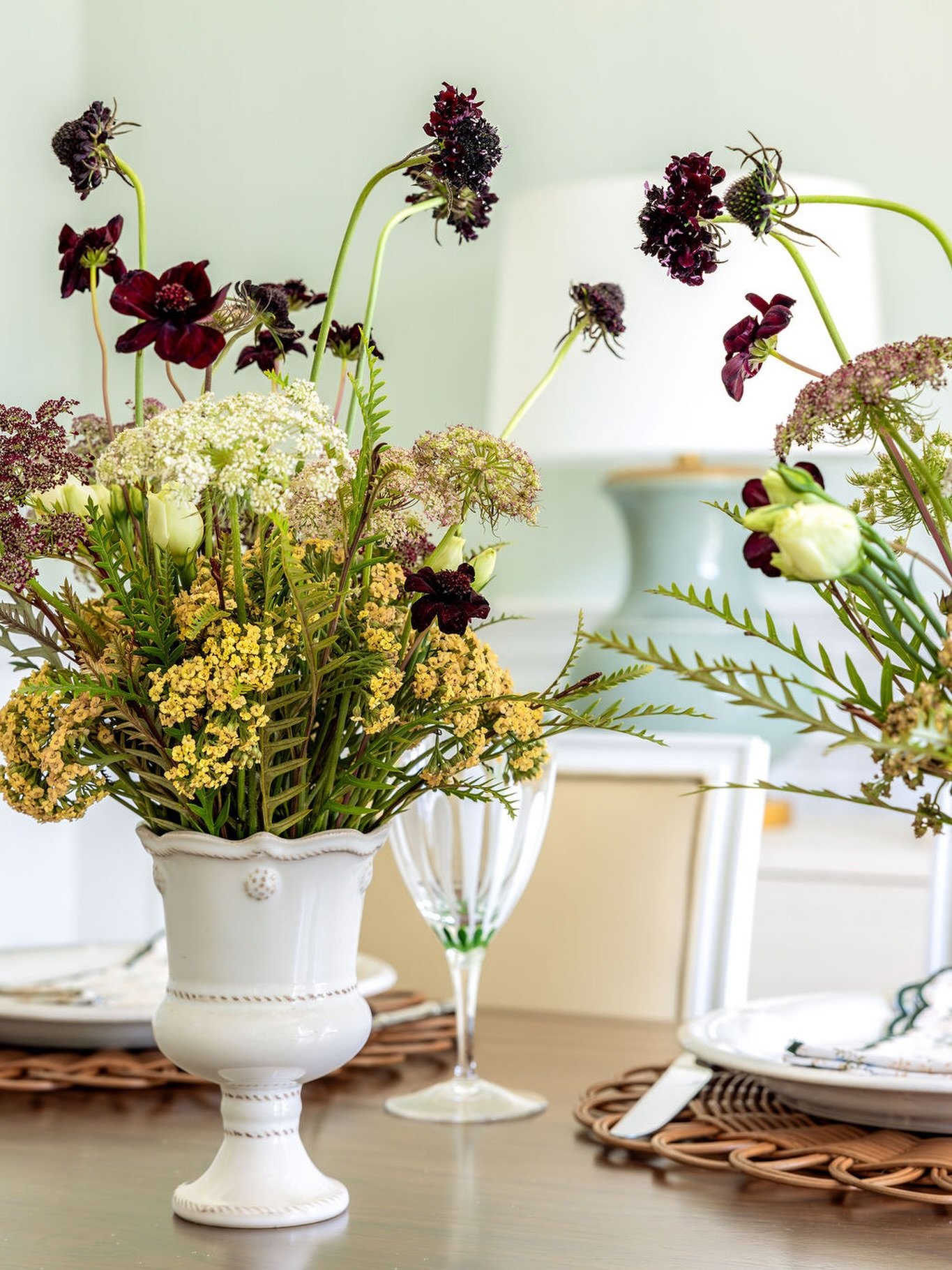 Cozy winter details 🎄🍷

#anniedelaportedesigns #diningroom #florals #ctdesigner #nycdesigner