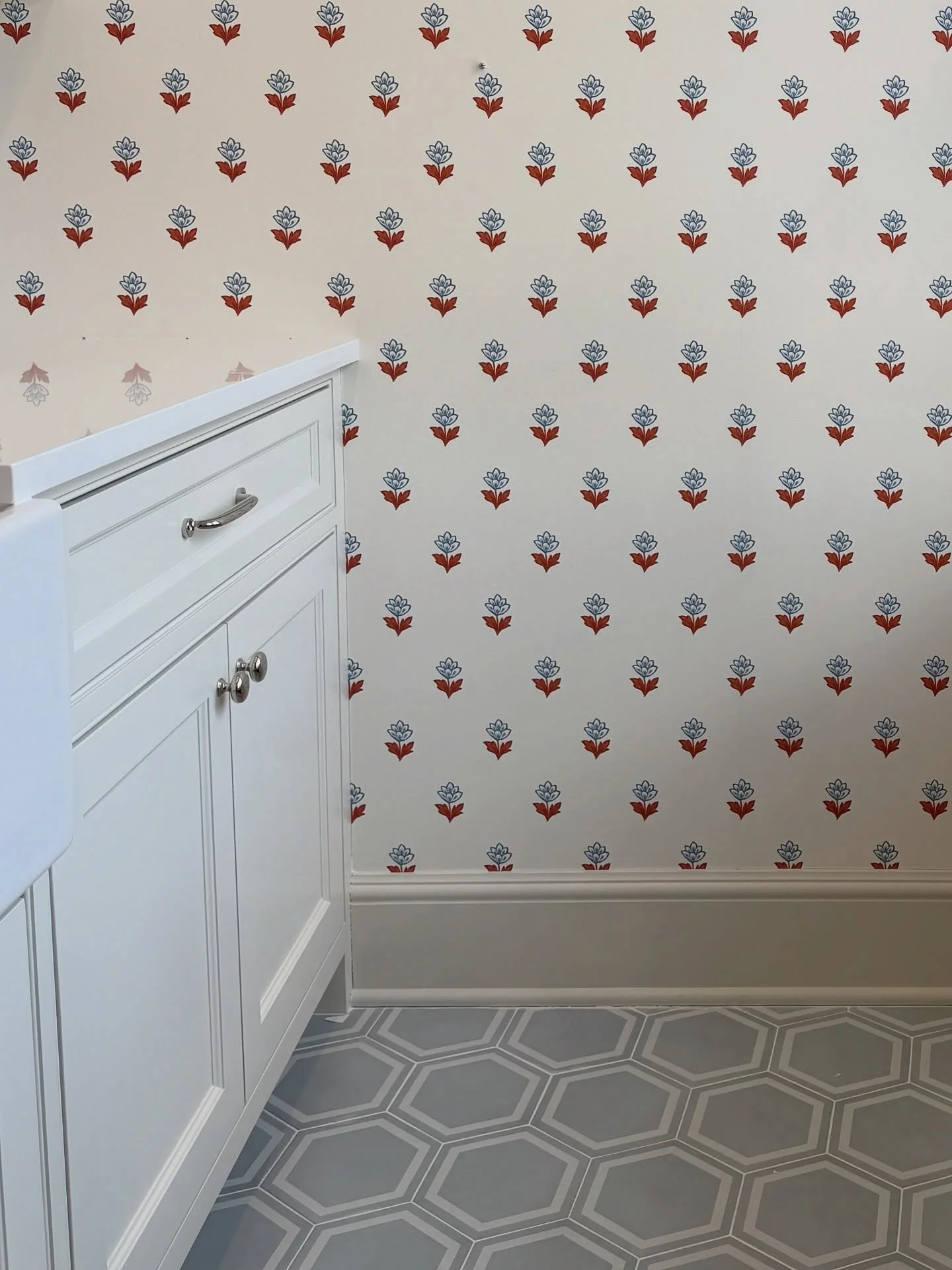 The perfect laundry room combo 😍🧼

#anniedelaportedesigns #laundryroom #wallpaper #ctdesigner #nycdesigner