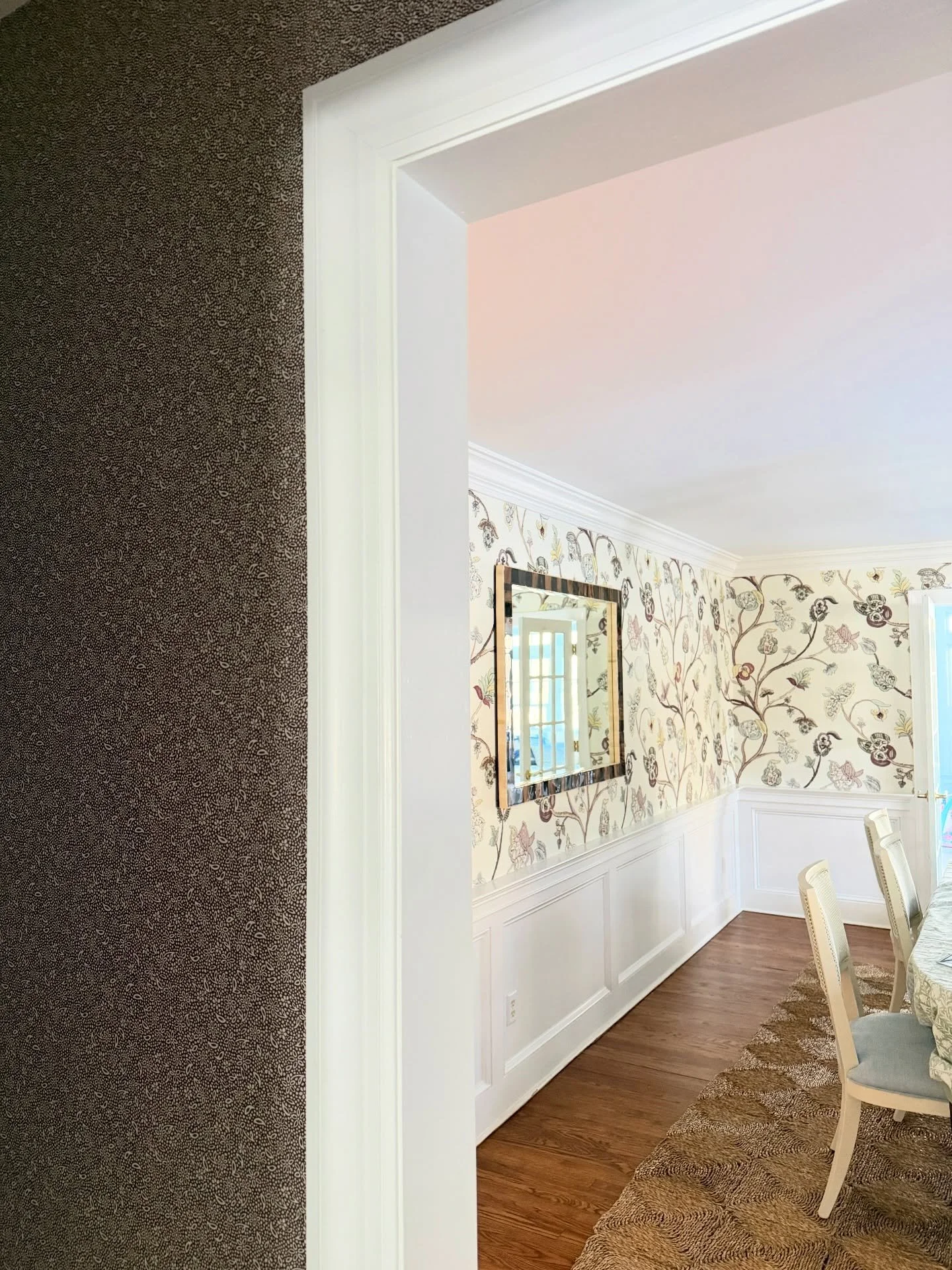 Back at it 💪🏻💫

1. Wallpaper on wallpaper at☝🏻of our 4️⃣ New Canaan projects 
2. Picking greens for a playroom&hellip; coming soon! 
3. Side entry wallpaper and console combo ✔️
4. Kids&rsquo; bathroom renovation underway 
5. Perfect family room 