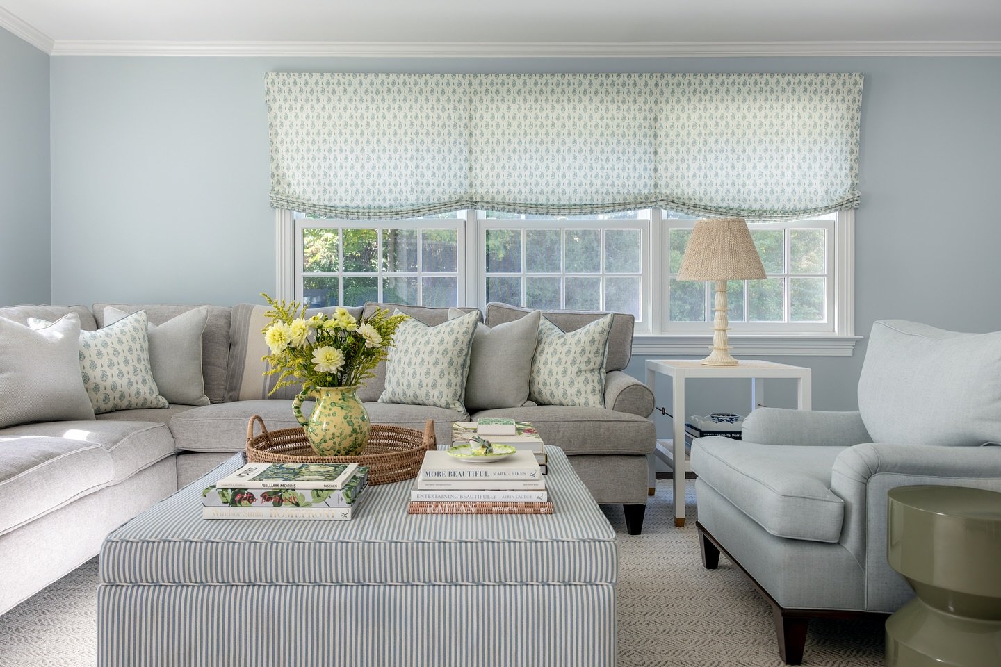 Breezy blues on a very cold day 🥶 

#anniedelaportedesigns #familyroom #patternplay #ctdesigner #nycdesigner