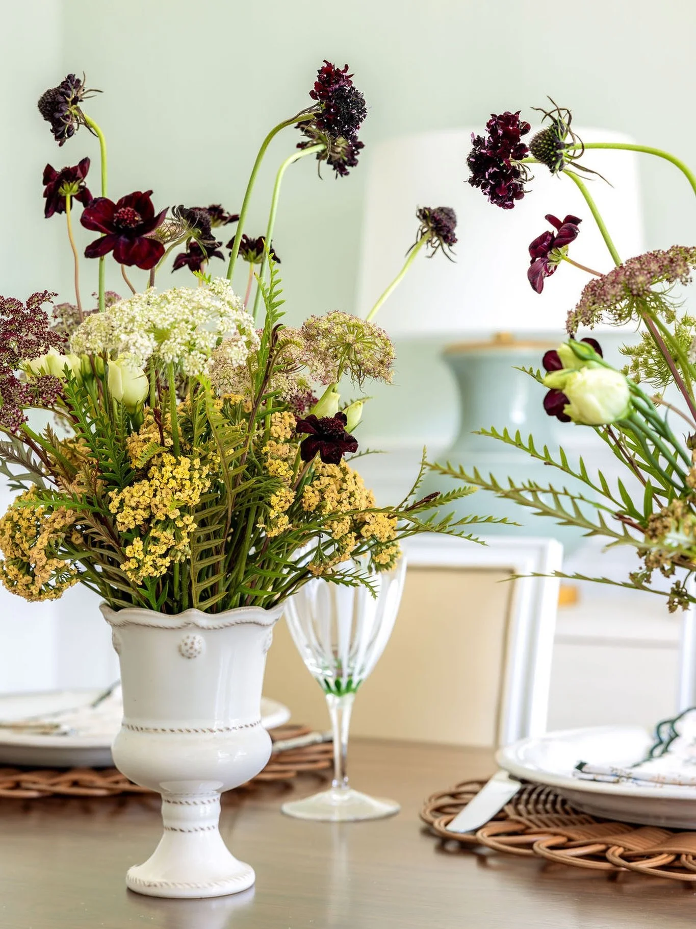 Cozy winter details 🎄🍷

#anniedelaportedesigns #diningroom #florals #ctdesigner #nycdesigner