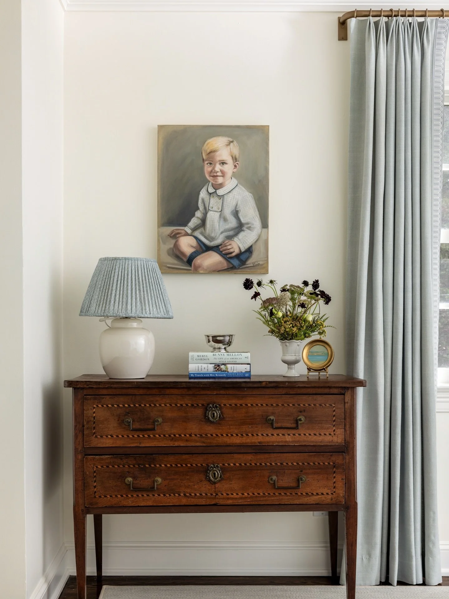 Sweetest living room corner 💙💙

#anniedelaportedesigns #livingroom #ctdesigner #nycdesigner