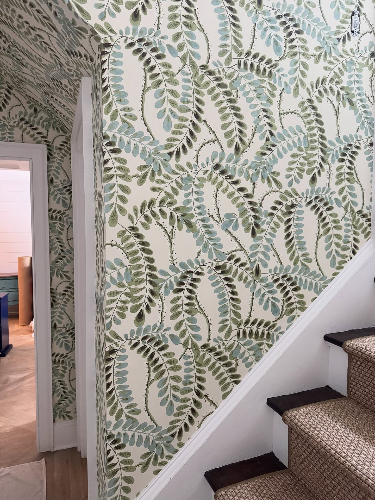 A good wallpaper Wednesday in New Canaan! 🍃💚

#anniedelaportedesigns #wallpaperwednesday #ctdesigner #nycdesigner