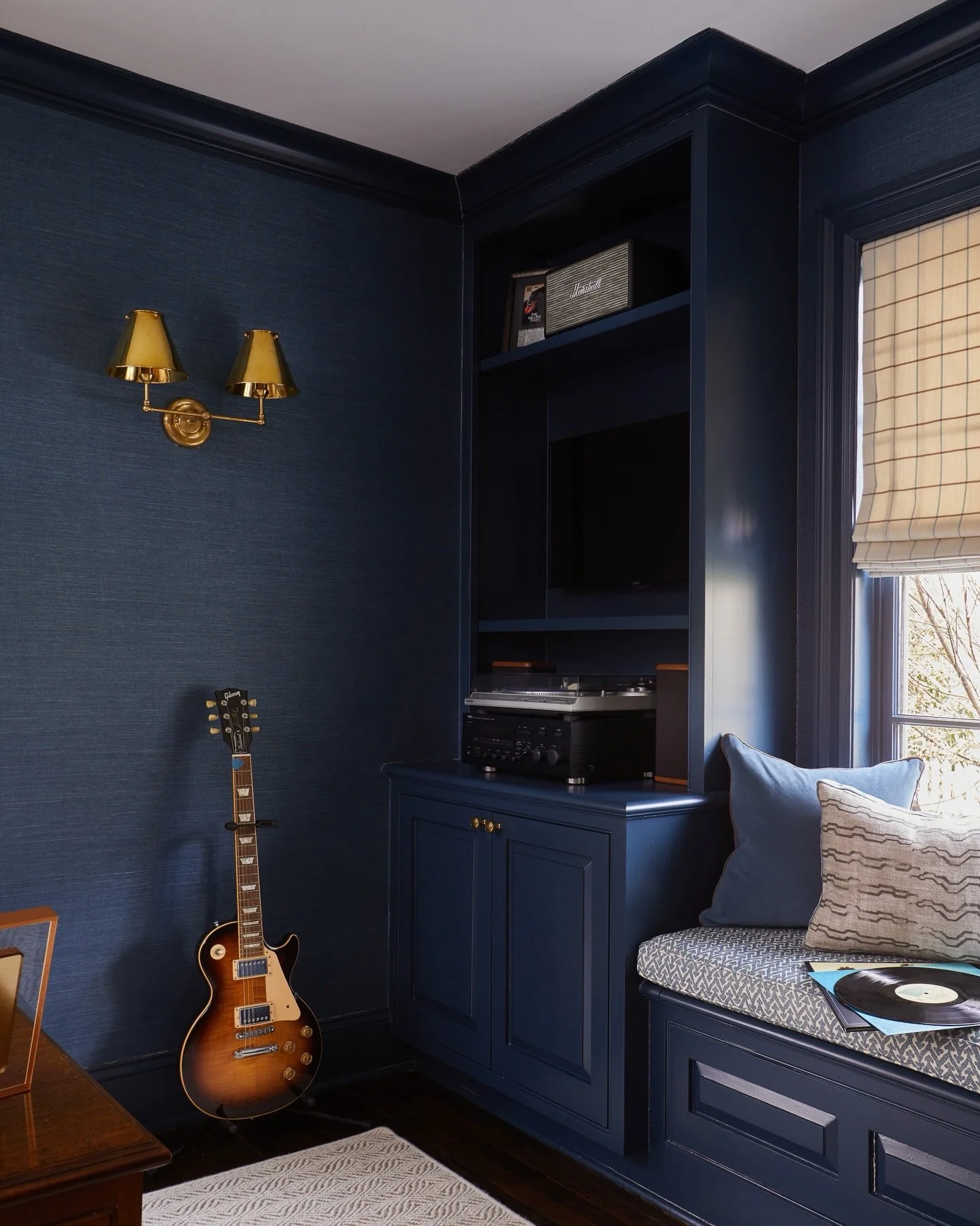 Cozy office perch 🔥

#anniedelaportedesigns #homeoffice #hisoffice #ctdesigner #nycdesigner