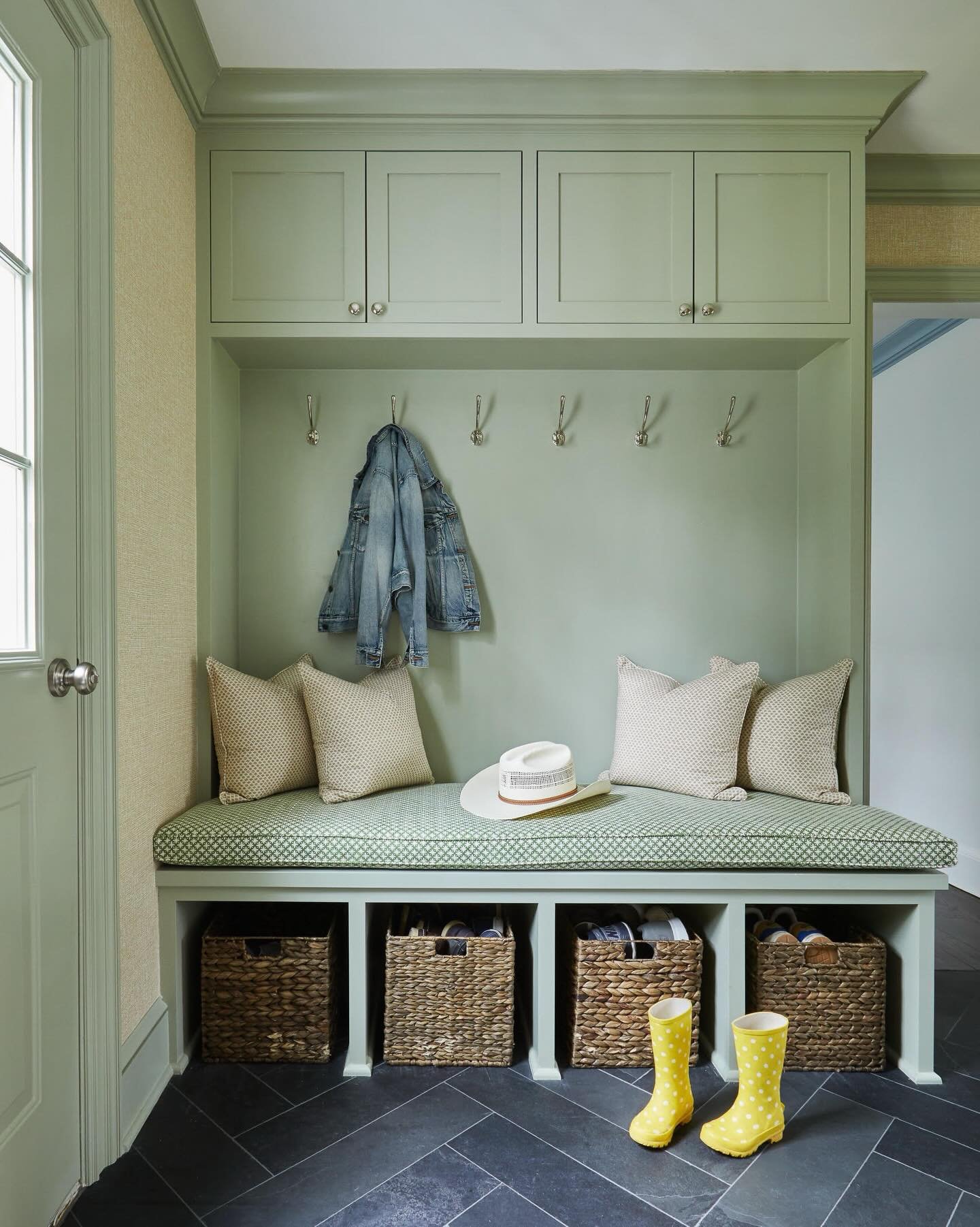 April showers bring May flowers 🌧️🌼
&hellip;and a mudroom that&rsquo;s ready for every rainy day in style.