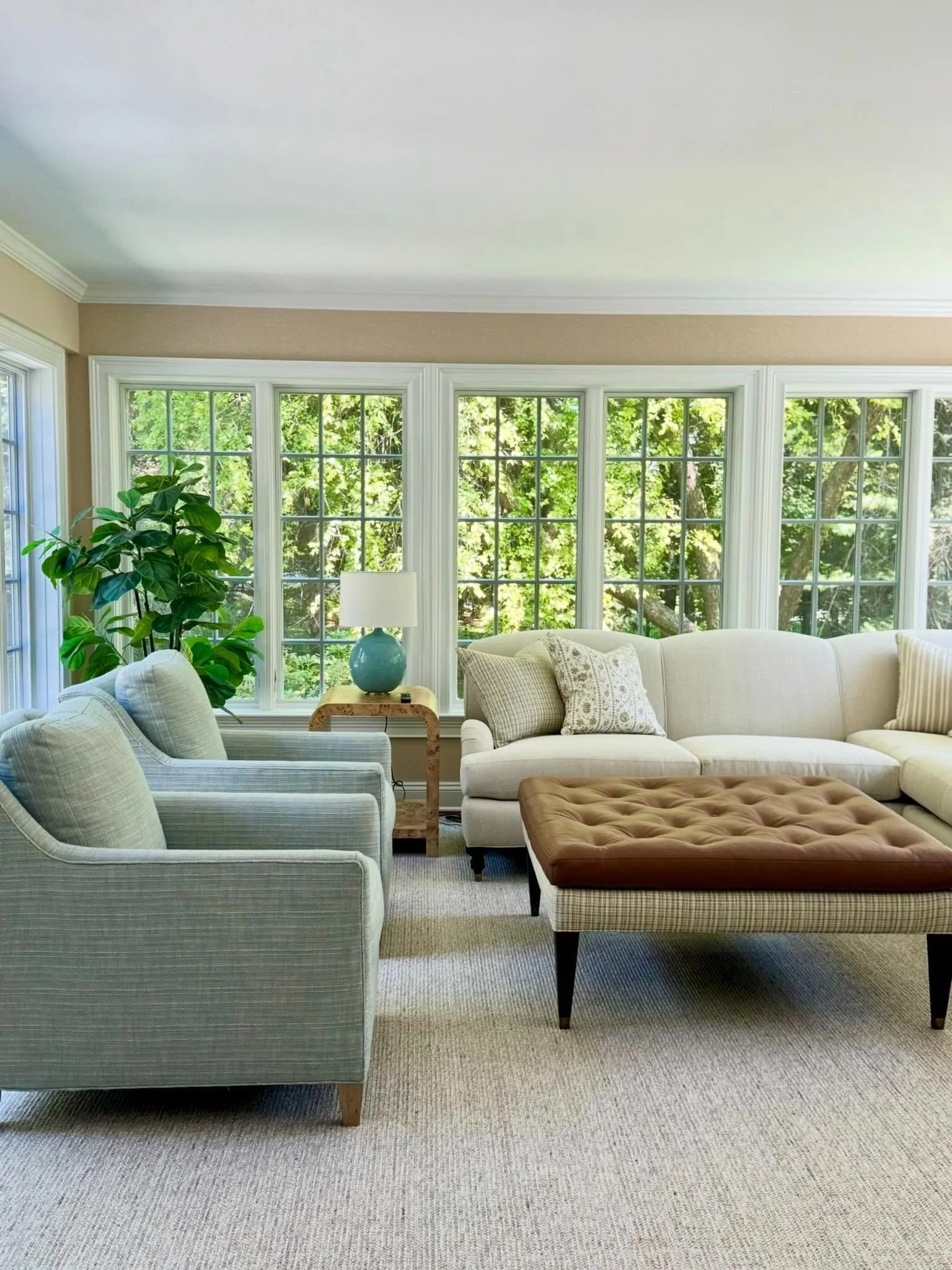 The perfect spot to enjoy that first cup of coffee ☀️☕️ 

#anniedelaportedesigns #sunroomdecor #naturallight #ctinteriordesigner #coastalinteriors
