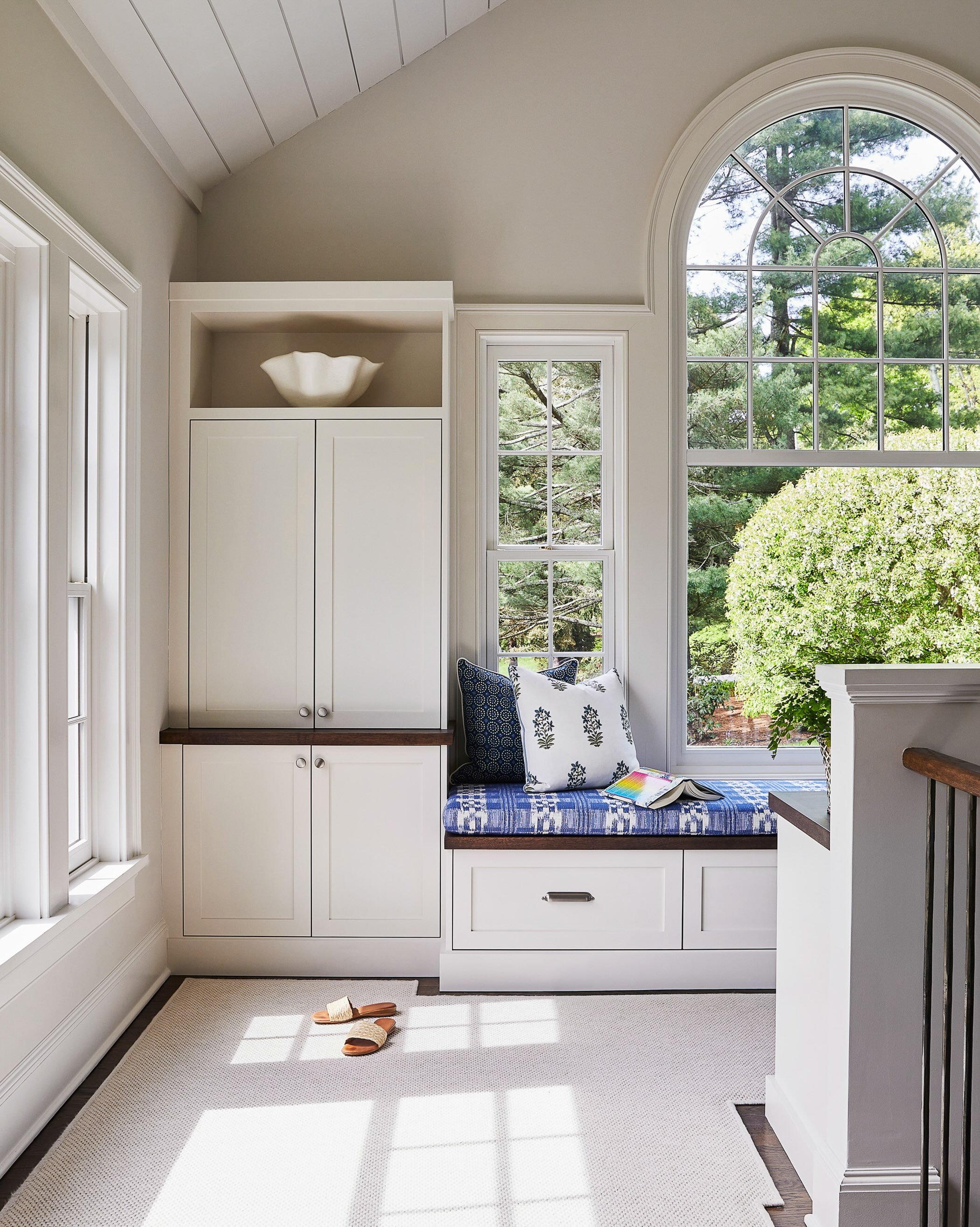 Sun-drenched rooms and a window seat made for slow afternoons - high summer, done right. ☀️

#anniedelaportedesigns #sunroom #ctinteriordesign #nycinteriordesign #coastaldecor