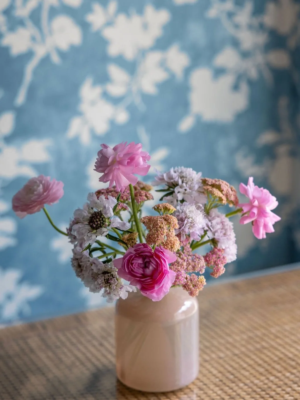 Is there anything better than flowers?! Rounding up some favorites from past photoshoots- proof they&rsquo;re the perfect little pop every time 🌺🌷💐🌸🌹