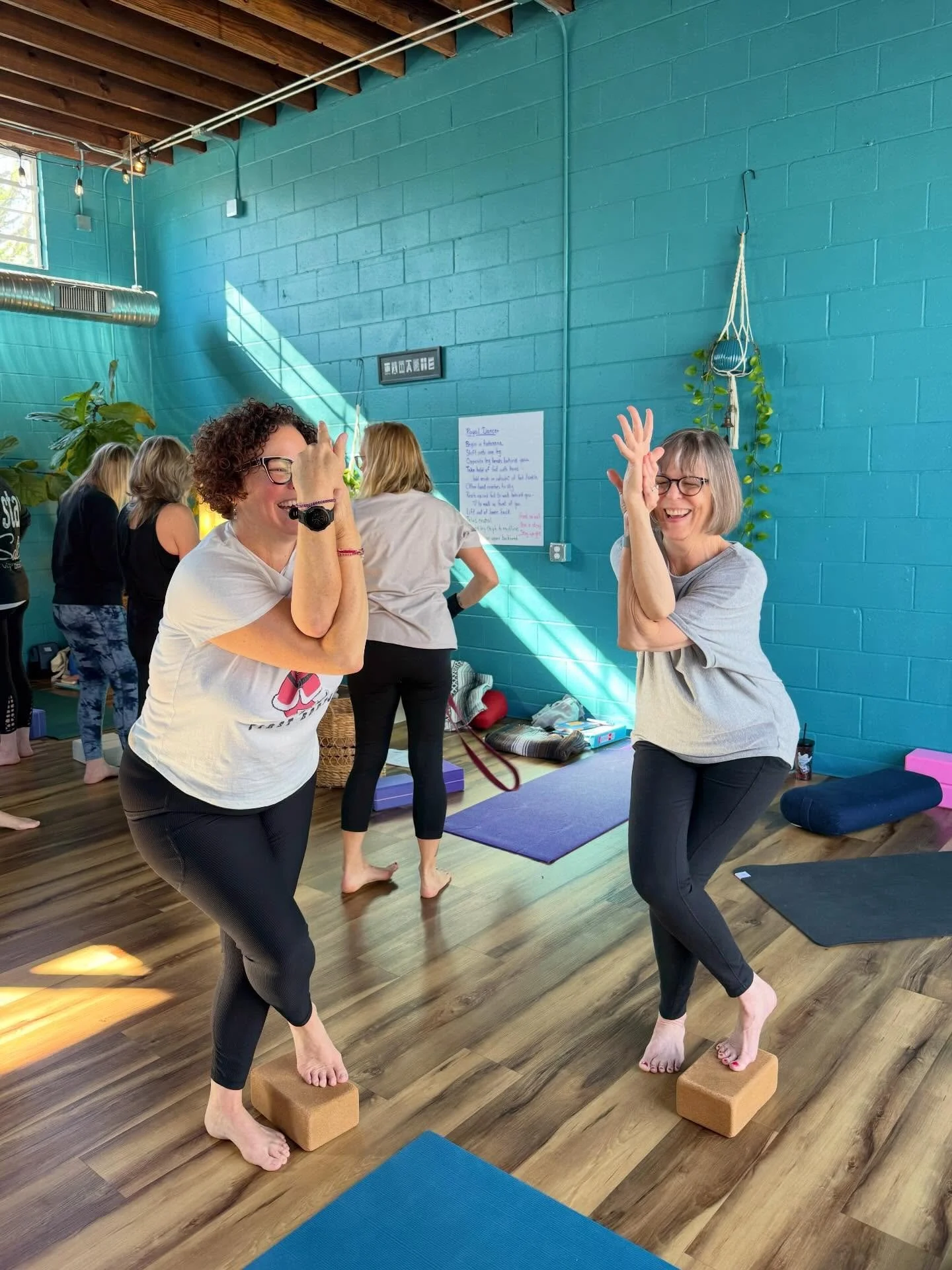 Awake &amp; Aligned YTT ✨✨✨
A weekend full of learning, laughter, and a beautiful shared experience! 
.
.
.
#awakeandaligned #ytt #yogateachertraining #yogacommunity #yogajourney #yogalife #yogastudents #yogastudy #mindfulmovement #embodiedpractice #