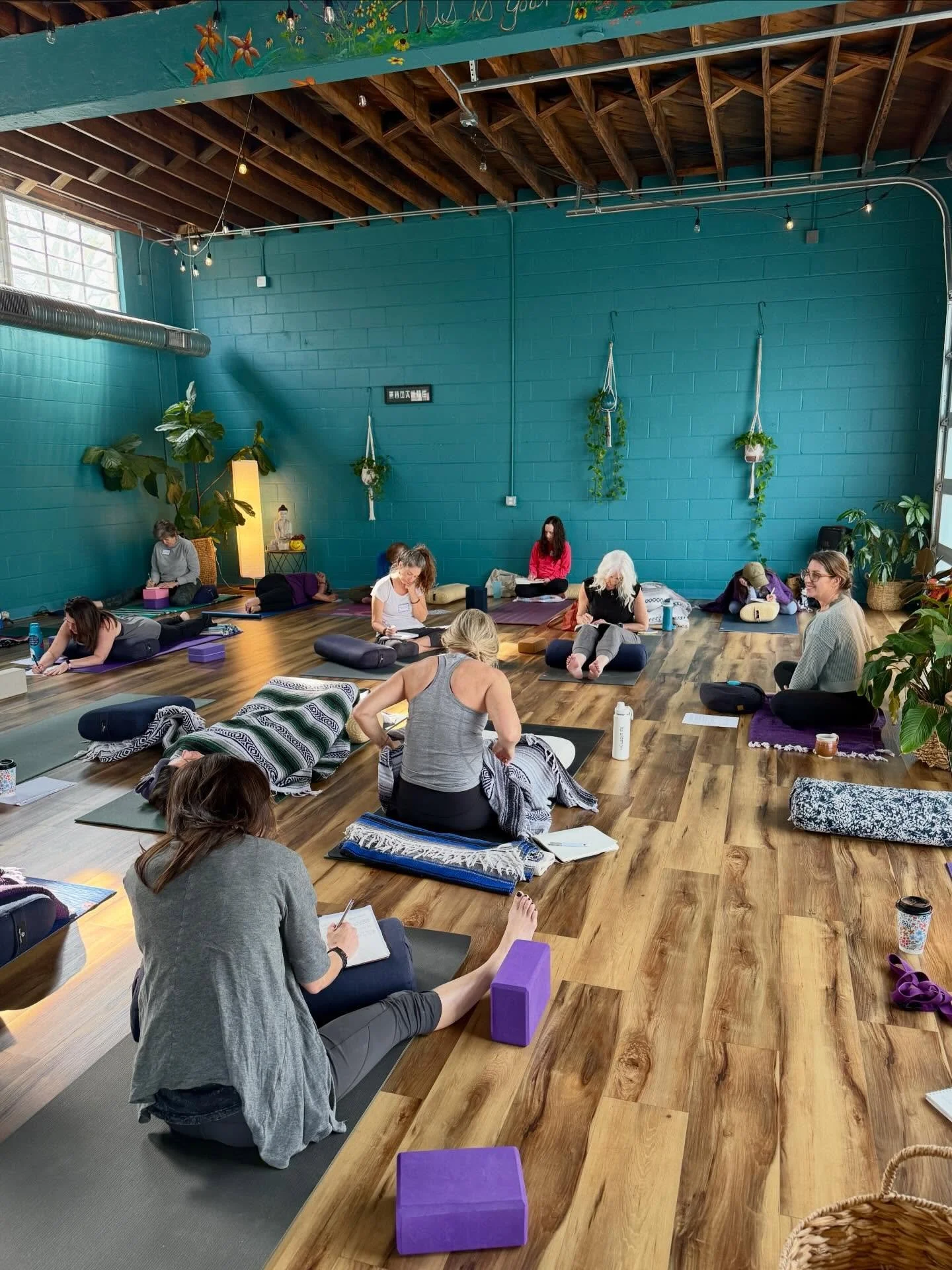 Week one of Soul School 💛

@liz.lawrence.delaney led us through a beautiful Yin practice, letting our bodies soften around fear. We then moved into a heart-opening exercise, gently facing our fears together. This is a beautiful space of warmth, safe