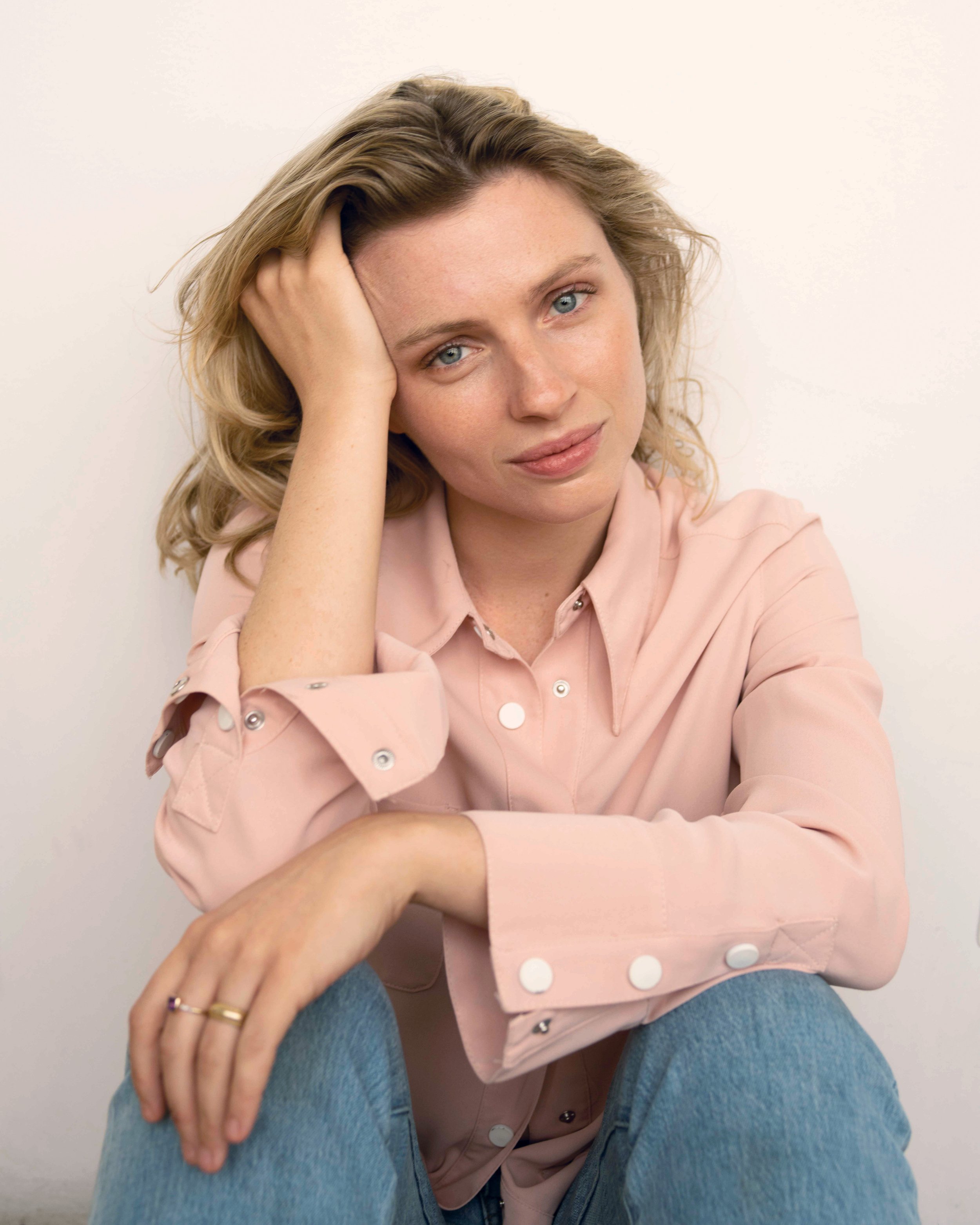 LINDSAY ALEXANDRA CARTER HEADSHOT - Light Pink.jpg