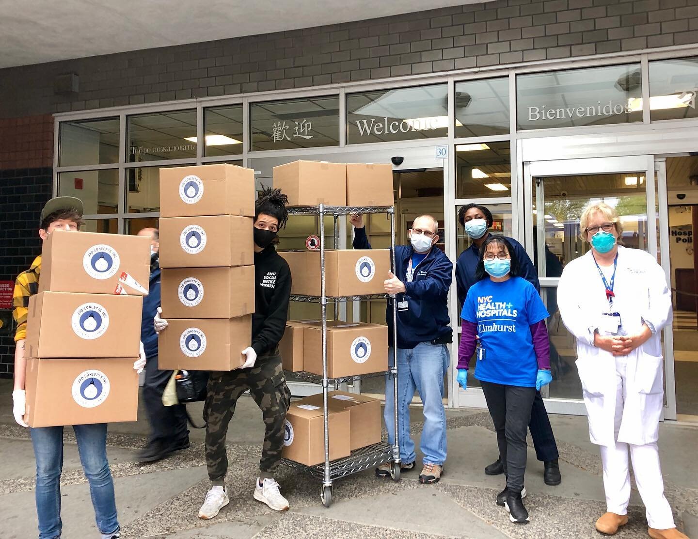 As an extension of our meal program we are curating &ldquo;Care Packages&rdquo; for essential workers! The first 25 boxes hand-delivered to the PCA team @elmhursthospital | 📦 4 Entrees &bull; Salad Kit &bull; 8 Snacks &bull; Coffee &bull; Paper Towe