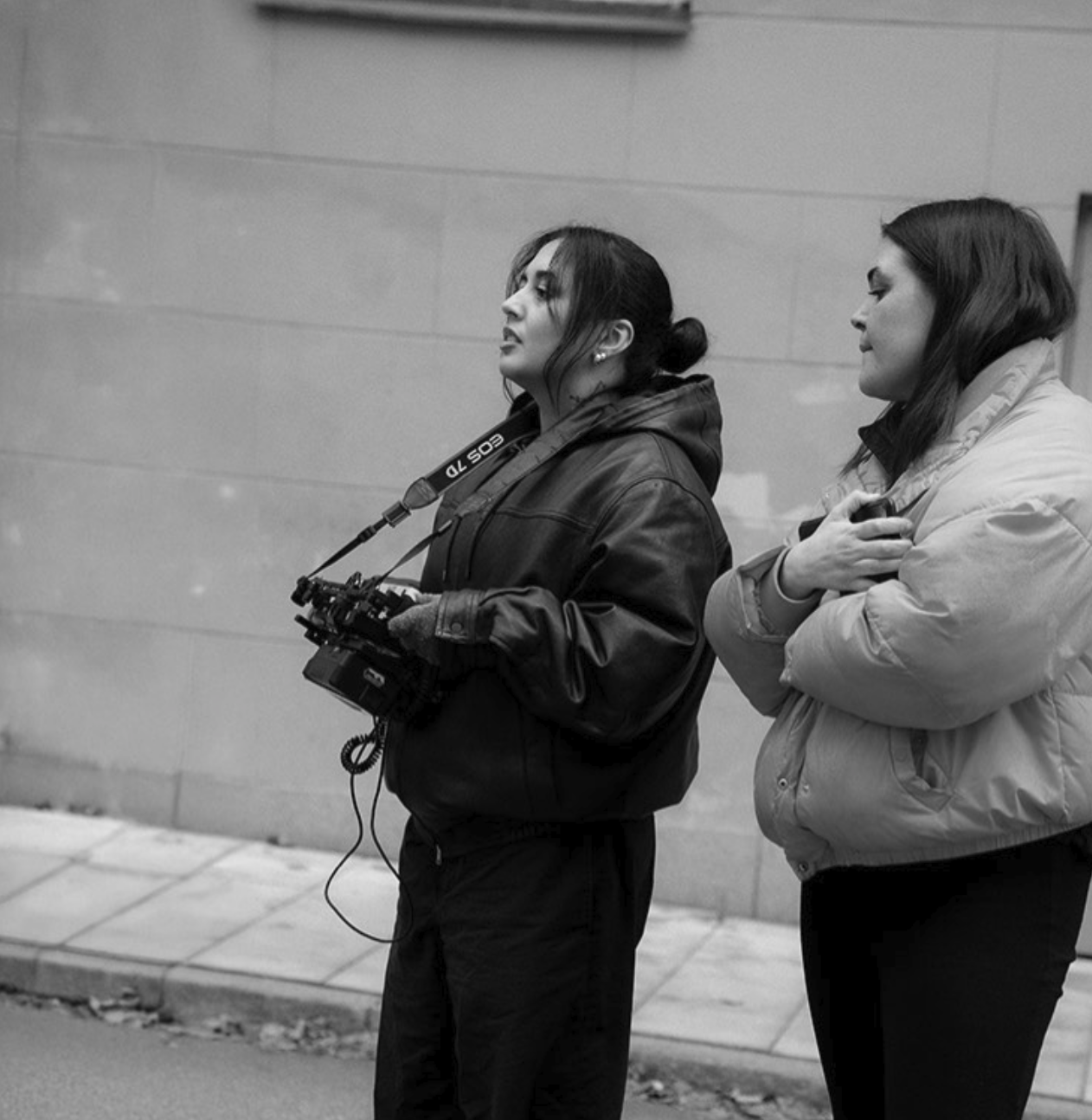 Hajan holding a directors monitor together with her colleague Antonia on set.