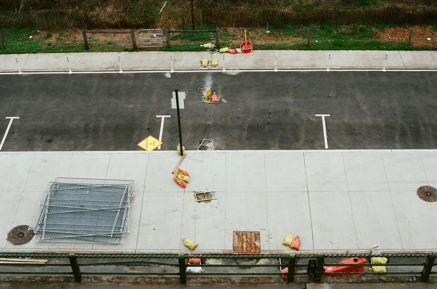 Brooklyn. Nov 2020
.

#spicollective #spi_light #streetphotography #lensculturestreets #magnumphotos #streetphotography_color #ig_streetphotography #portra400 #kodakportra400 #nikonphotography #capturestreets #35mm #filmisnotdead #madewithkodak #film