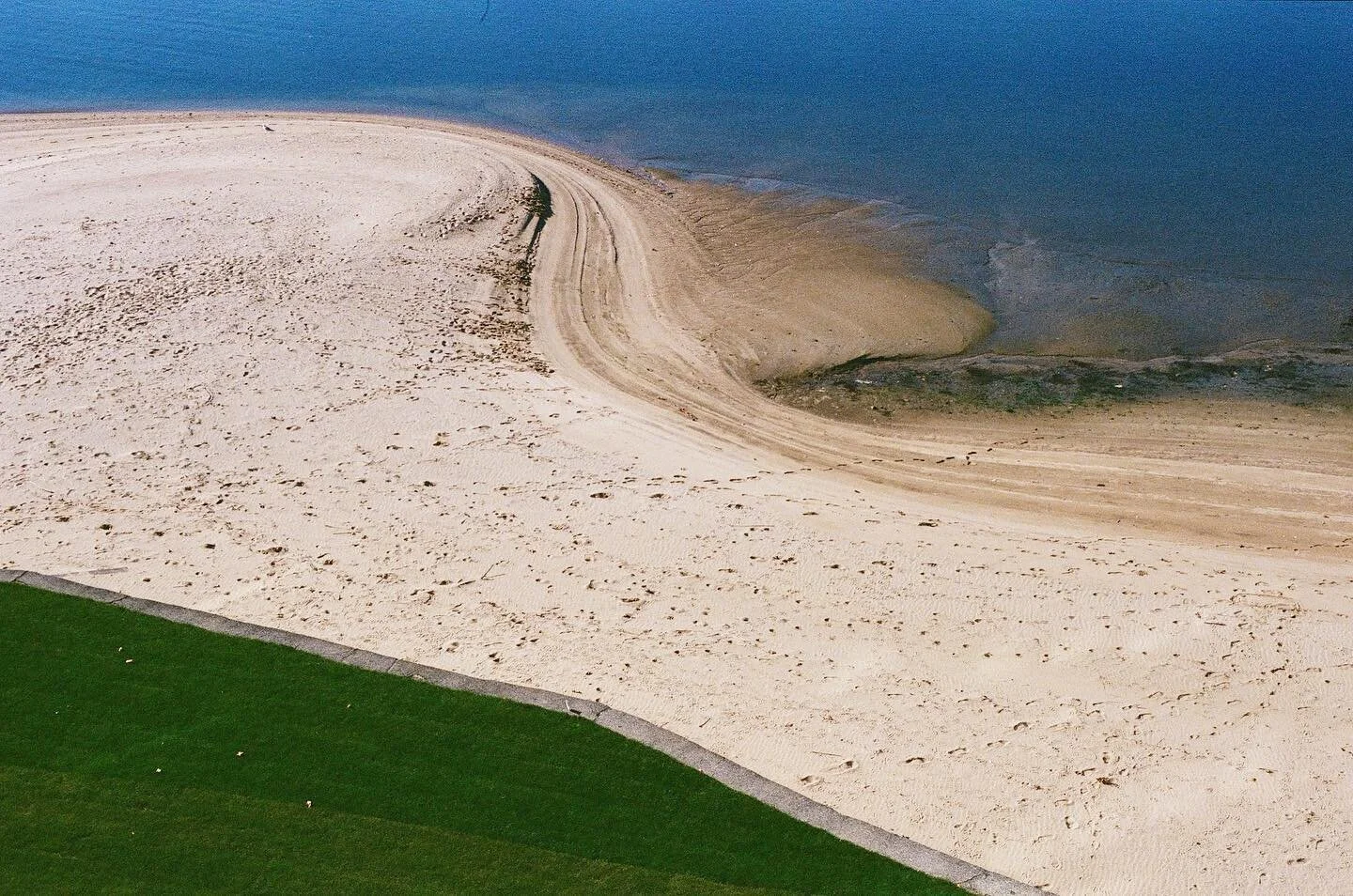 New Rochelle. Nov 2020
.

#spicollective #lensculturestreets #magnumphotos #streetphotography_color #portra400 #kodakportra400 #nikonphotography #capturestreets #35mm #filmisnotdead #madewithkodak #film #colorfilm #slr #shootfilmmag #infilmwetrust #s