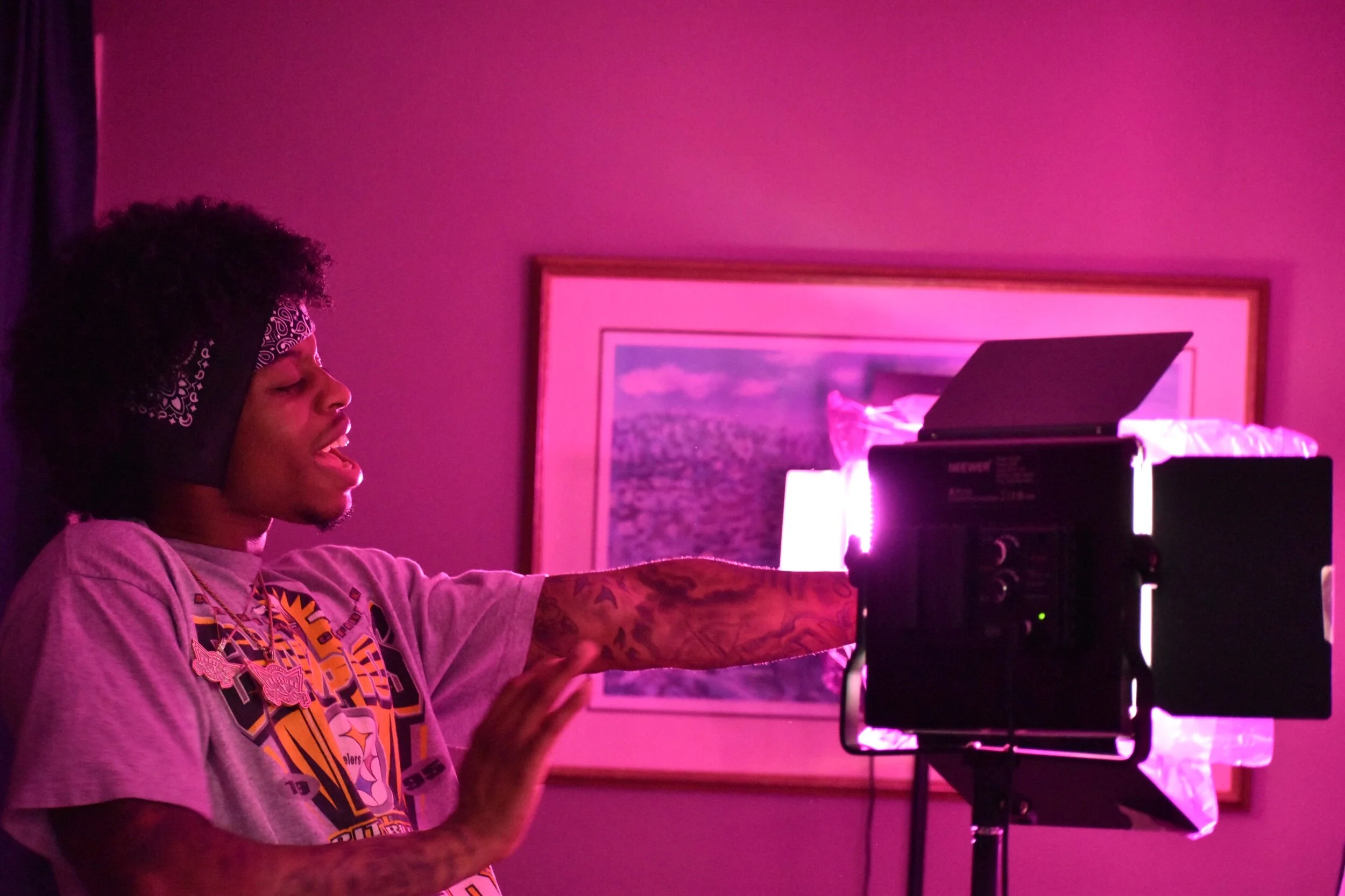 Dee Gomes drops another single entitled “Falling For You”