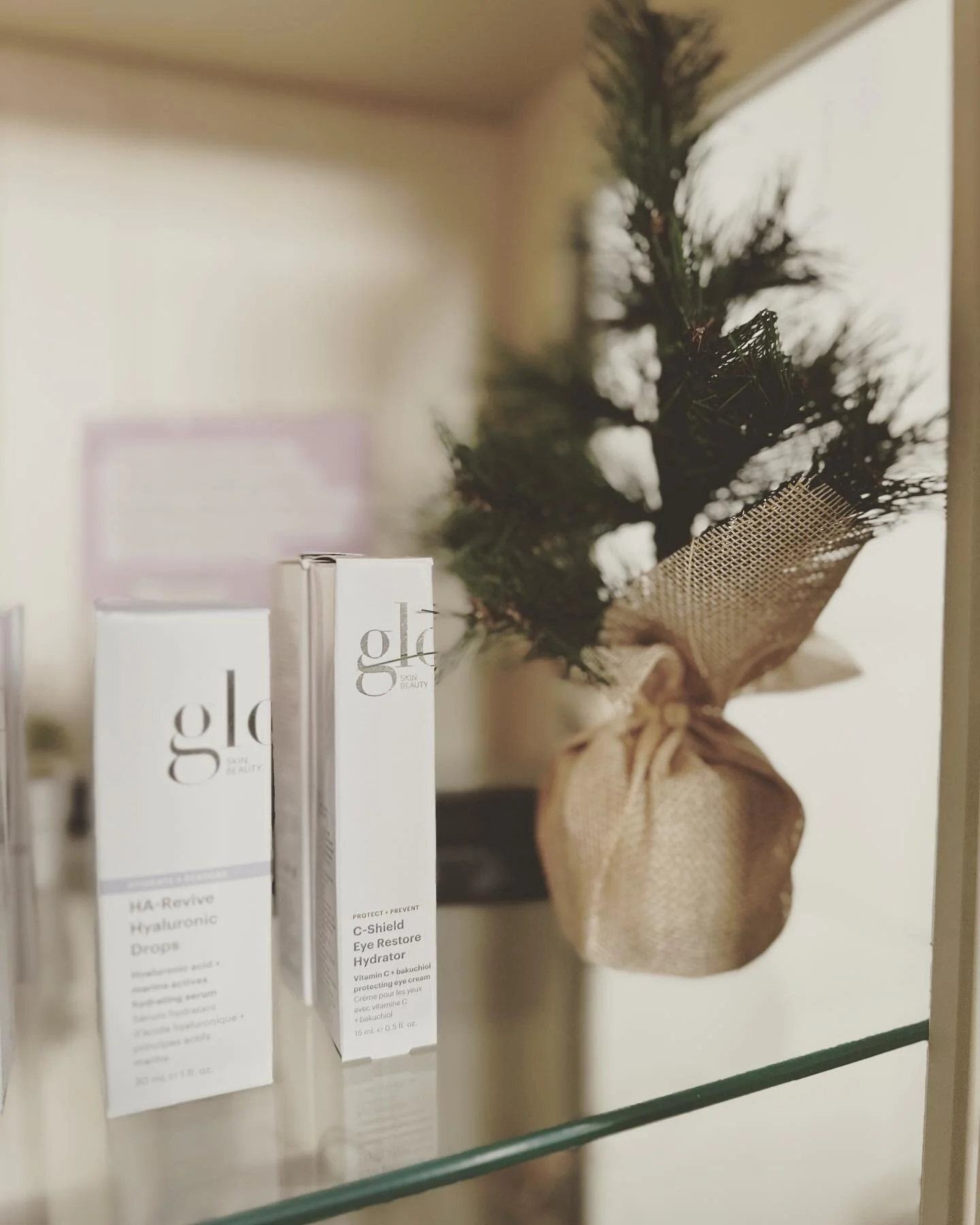 There&rsquo;s still time for some last minute gifts from @nacrebeautyco 

#thegiftofskincare 
#tistheseasonforhydratedskin 
#thegiftthatkeepsongiving