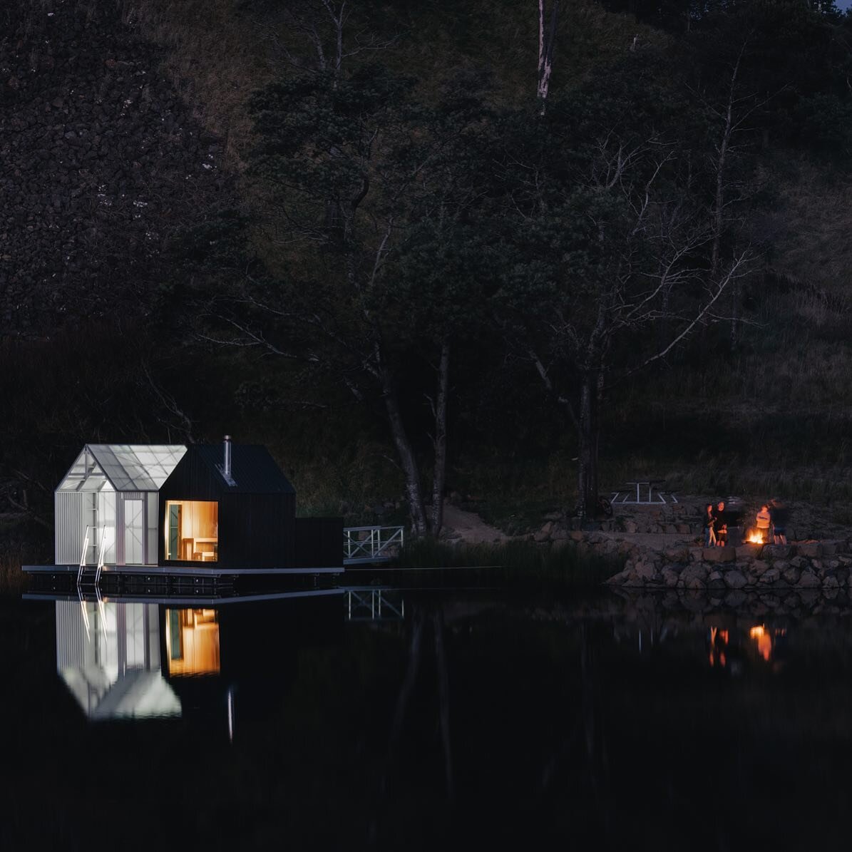 @bluederby should be declared the #firepot capital of #australia 🔥 photo @anjieblair 
.
.
.
.
#discovertasmania #sauna #floatingsauna #getdownandderby #visitnortheasttasmania #nightphotography