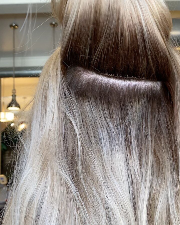 ☁️ we all love a good &lsquo;after&rsquo; shot of extensions, but that&rsquo;s not what sold this babe on IBE. I nerdddd out on hair &amp; extensions, but I think we can all agree seeing what&rsquo;s inside / the grow out is sooo satisfying. 

The su