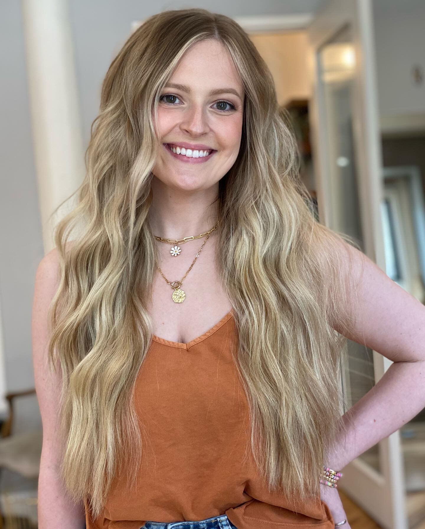 only the best hair for @lanie_lawson 🦋

my favvvvorite kind of extensions &amp; color &mdash; low maintenance, natural but noticeable. twenty two inches of gorgeous, sandy @covetandmane hair ☁️ if you want extensions for the summer, book your consul