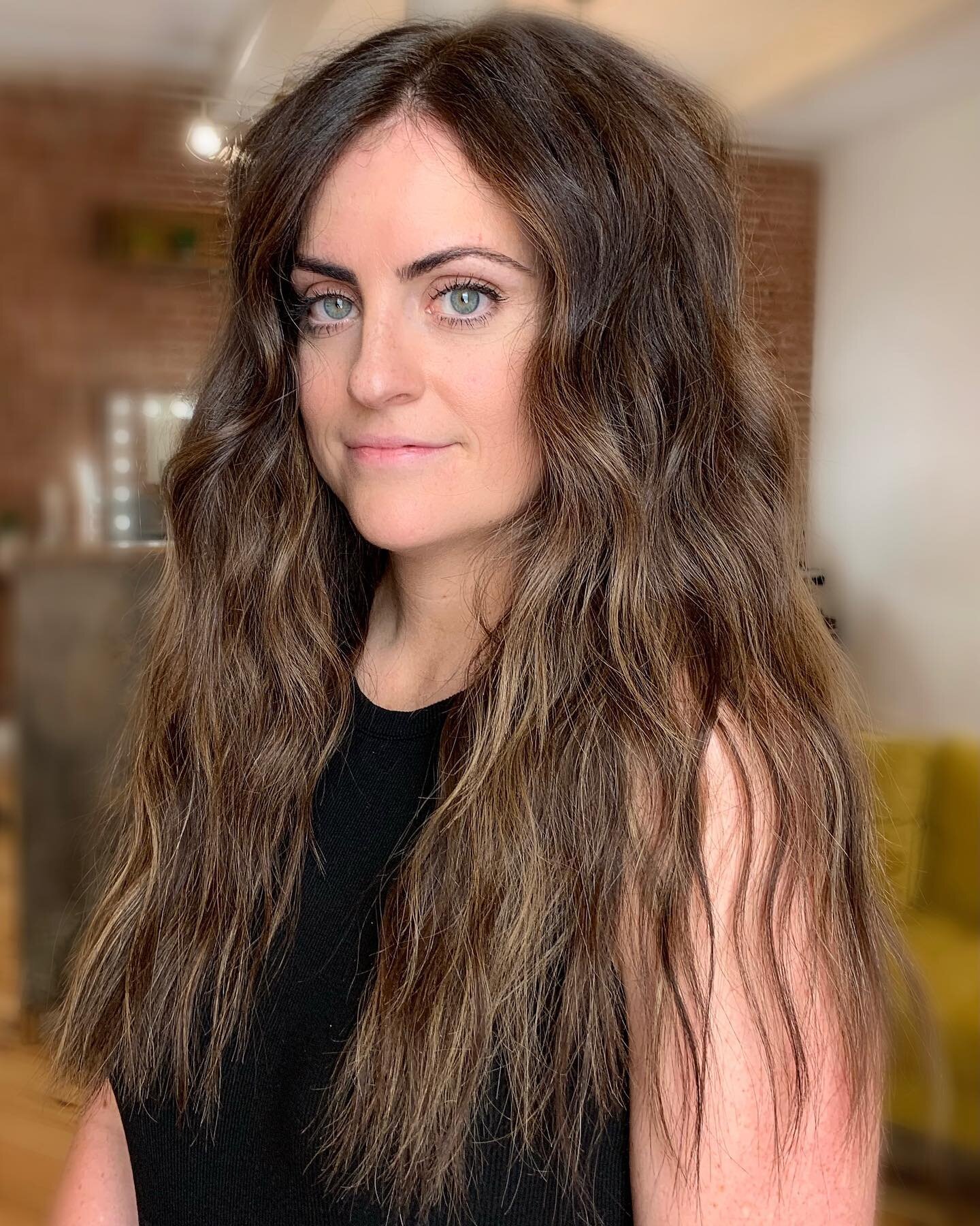 can you even handle this beachy brunette?? I cannot 🔥🔥🔥

the perfect brunette is alll about the right amount of dimension &amp; working with the natural depth &amp; tone. 

after years of being solid dark, we decided to add in some pops of dimensi