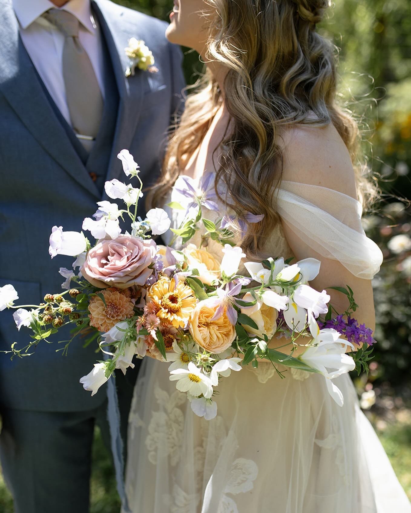 Blackberry, clematis and zinnia for Rachael on a sun soaked August day 🌞

@rachaelwink 
Planning, Design, Signage: @jennigrubbaevents 
Venue, Catering, Bar: @dawnranch 
Photo: @alixann_loosle_photography 
Cake: @sweetcakesonoma 
Floral: @maiden.flor
