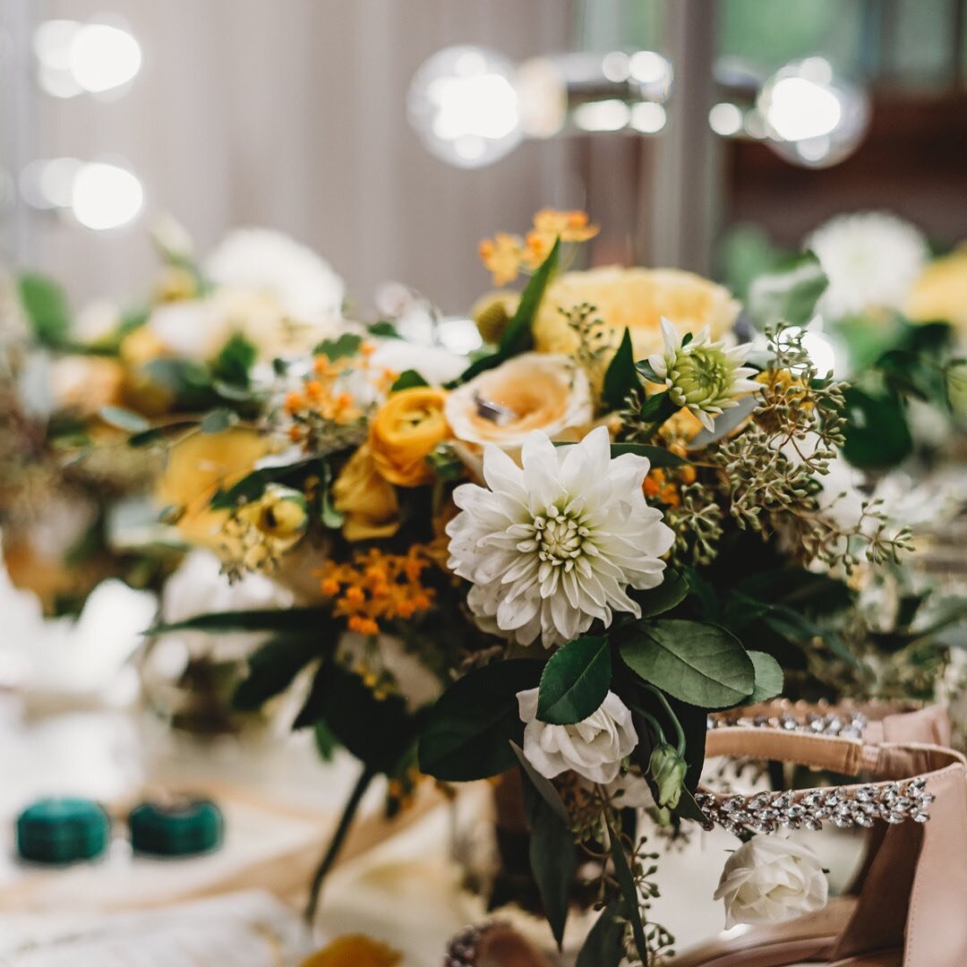 Pretty bouquet for your feed today 🌿💕
⠀⠀⠀⠀⠀⠀⠀⠀⠀
Looking to elope or have your #miniwedding or #microwedding this spring? Email us: hello@astyledwedding.com

Photo @brittanydunbarphotography