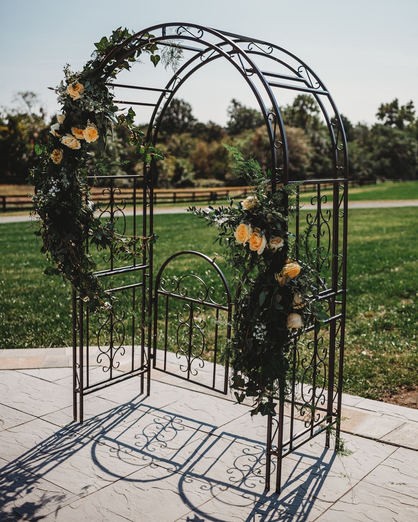 I love this asymmetrical ceremony arch with yellow flowers and greens. 🌿💕
⠀⠀⠀⠀⠀⠀⠀⠀⠀
Photo @brittanydunbarphotography
Planning+Design+Florals: @alwayscreatingstudio