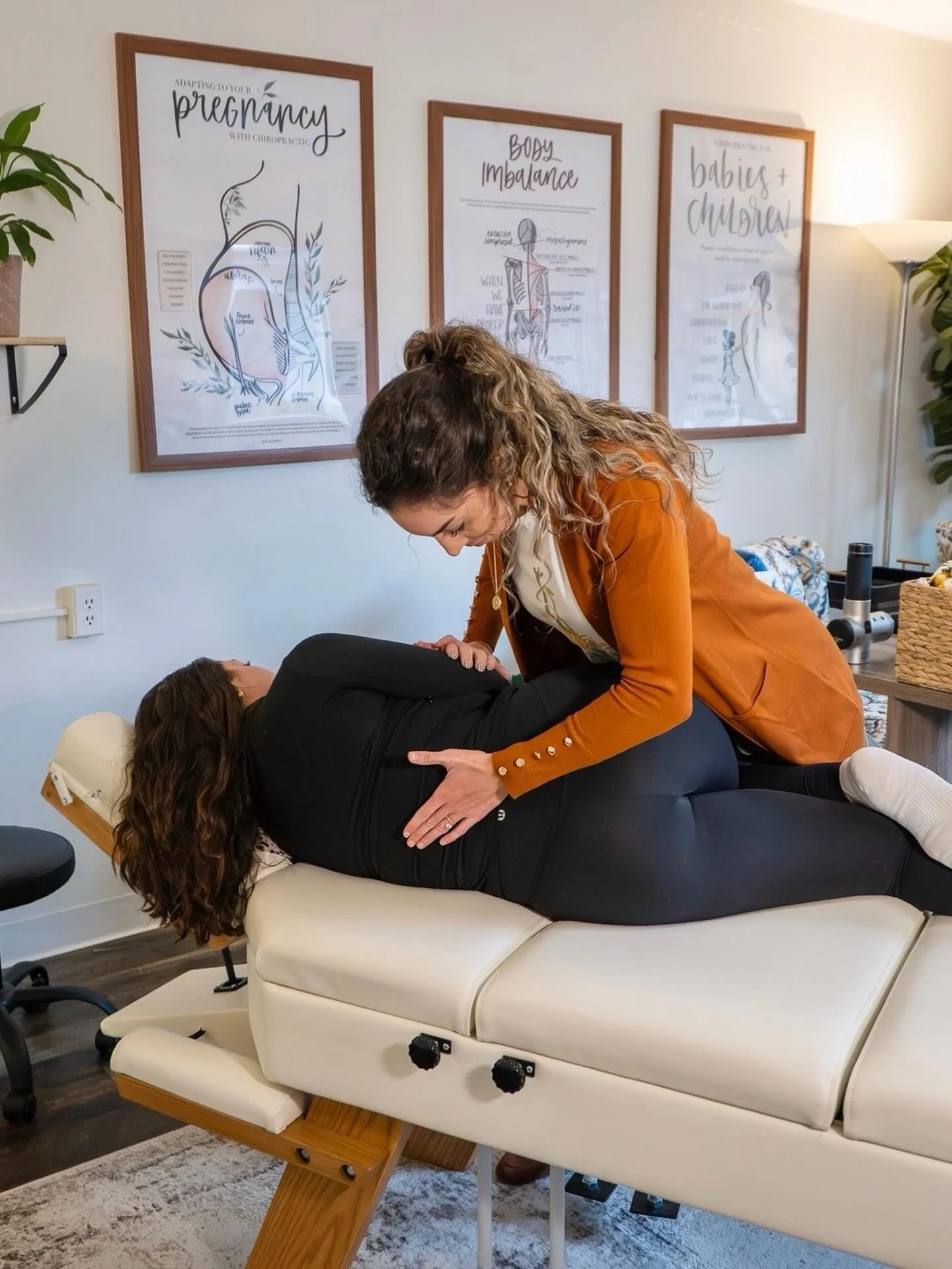 When is the last time you had your lower back adjusted?
⠀⠀⠀⠀⠀⠀⠀⠀⠀
Your lower back carries more than you realize. Stress, tension, long hours of sitting, carrying your kids around, going a little too hard at the gym, life in general... all of these th