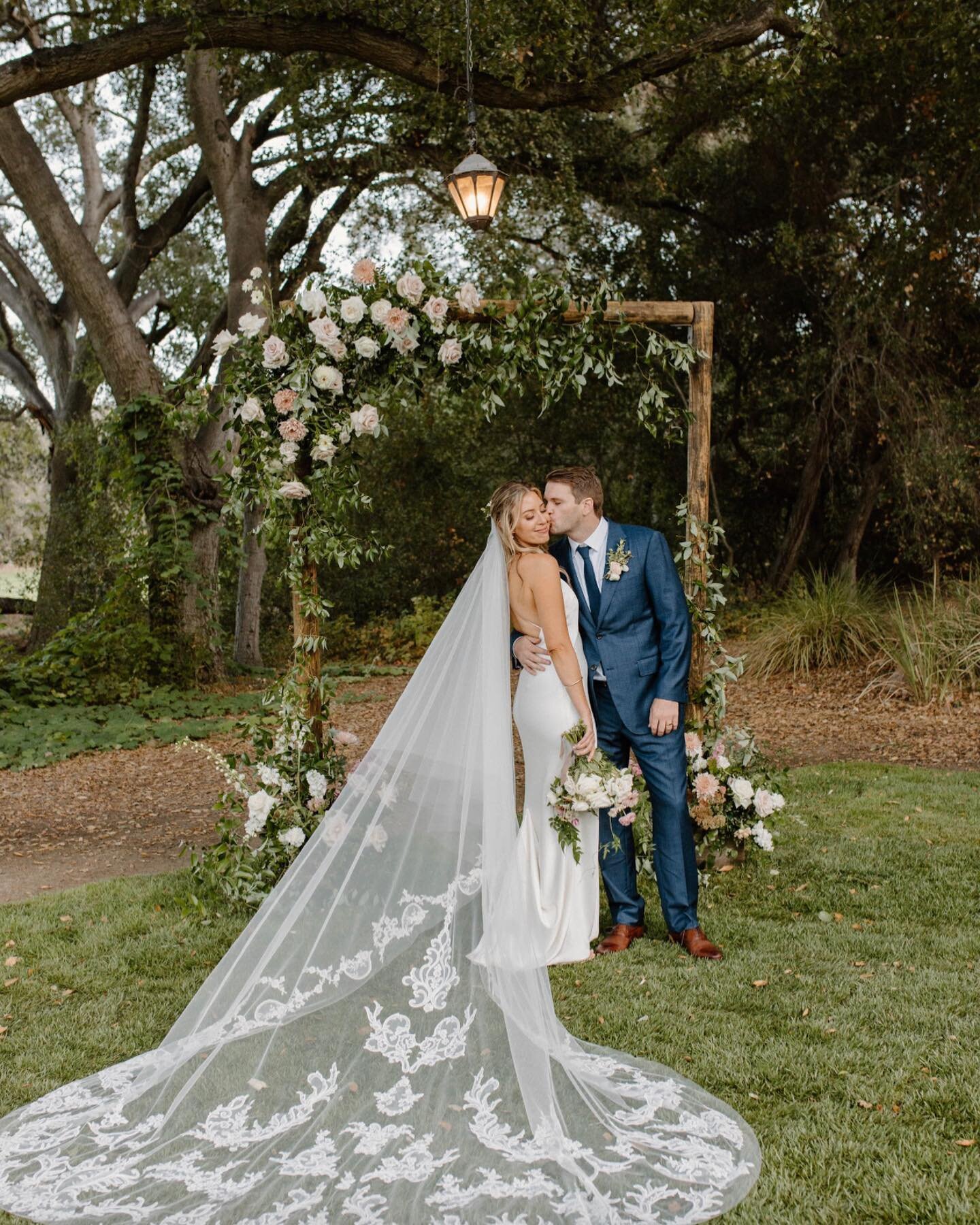 Can we just chat about this veil 😍😍

VENDOR TEAM:
Venue: @tciweddings 
Planner: @caitlin_everlybymge @everlybymge 
Florals: @wallflower_inspiration 
HMU: @hairbylizabeth 
Photo: @michellelillywhite 
Rentals: @archiverentals