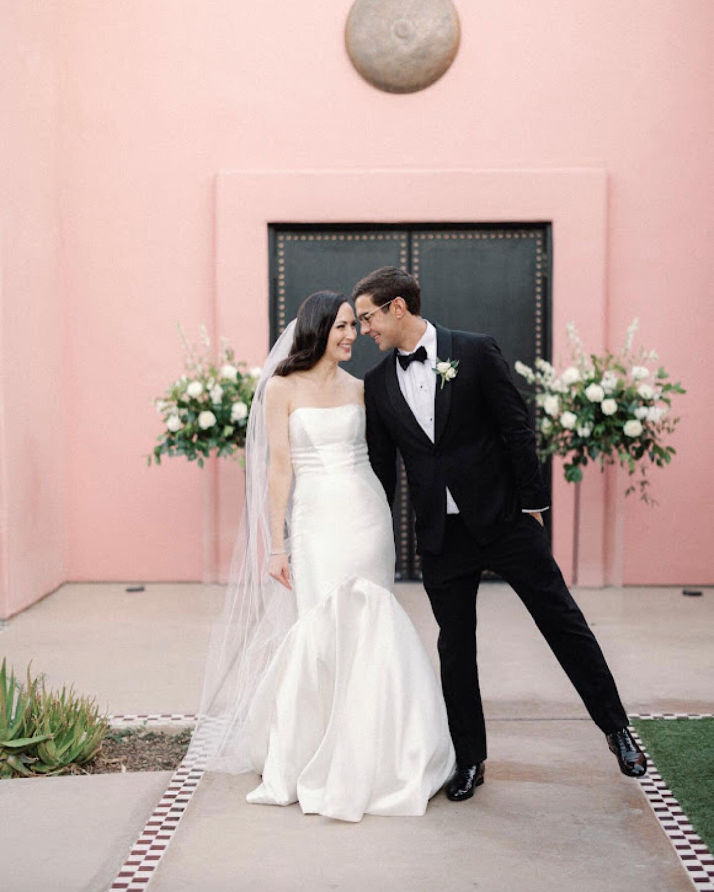 Because Palm Springs is always a good idea &hellip;. and we can&rsquo;t get enough of this gallery from @allielindseyphotography 🌴🪩🤍

Venue: @sandshotelspa
Planner: @everlybymge @carabenthal 
Florist: @soireefloraldesign
Photography: @allielindsey