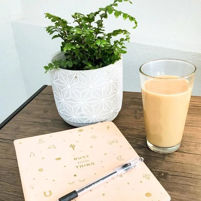 🙈I have a confession. Sometimes when I want coffee but my favorite mugs are being cleaned in the dishwasher, I just use a glass. 💁🏻‍♀️ Have you ever done that?
.
You know what, it’s also kinda the perfect analogy for how transferable ski