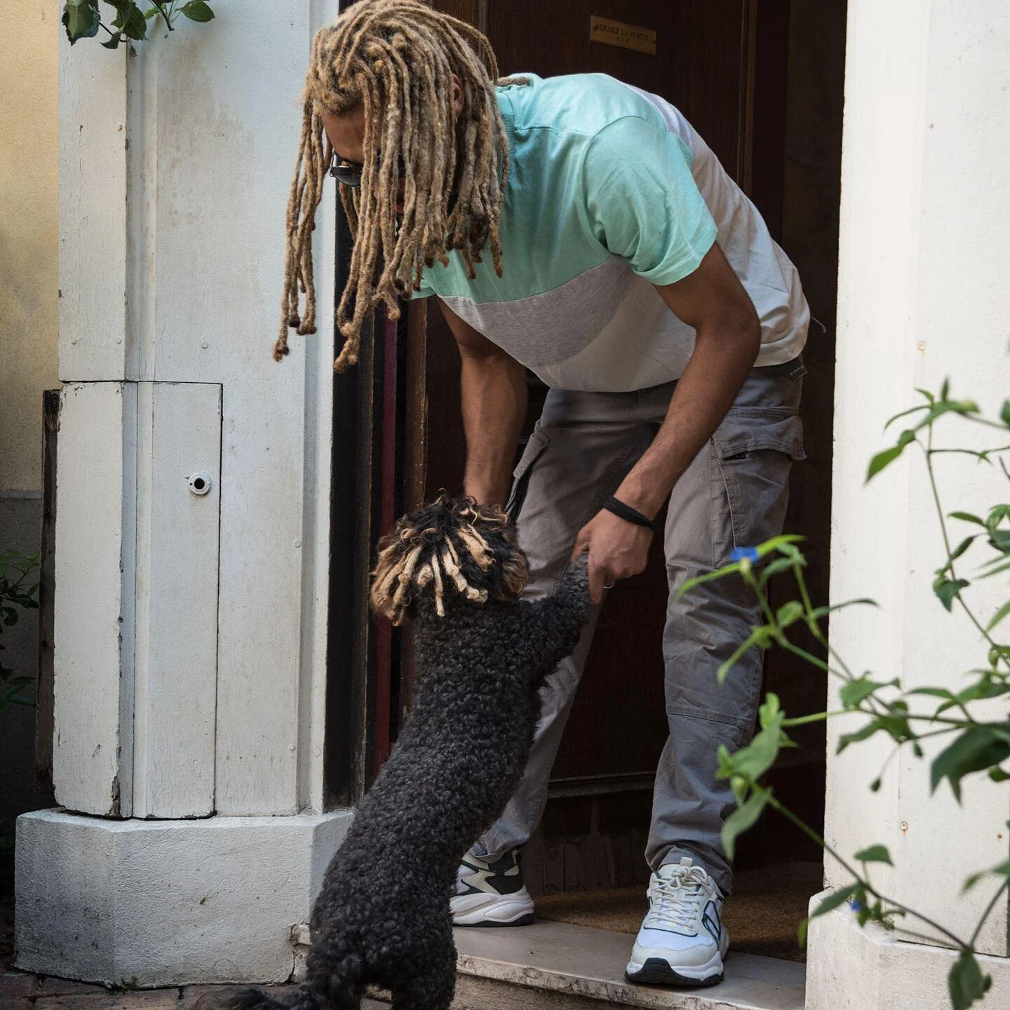 Rendez vous with dancer Geff and rasta poodle Esta
As a child, Geff had animals - gerbils, guinea pigs, a mouse or a goldfish... which he loved but cared for little. Geff's relationship with Esta, a friendly black poodle, contradicts his friends' pre