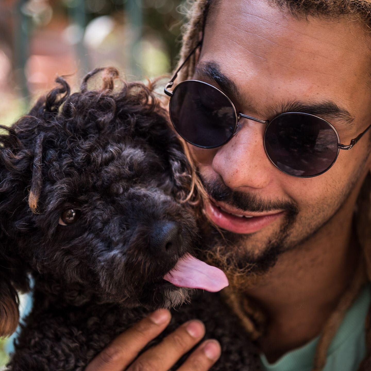 Rendez vous with dancer Geff and rasta poodle Esta
As a child, Geff had animals - gerbils, guinea pigs, a mouse or a goldfish... which he loved but cared for little. Geff's relationship with Esta, a friendly black poodle, contradicts his friends' pre