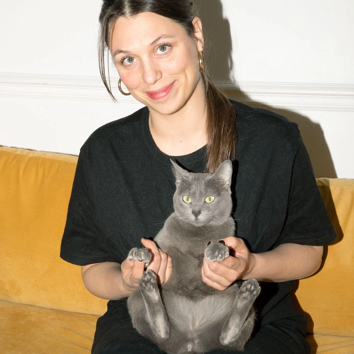 Rendez vous with Marina &amp; Carmen 😎
Because she defines herself as a genuine &ldquo;cat person&rdquo;, Marina began researching breeds of cats: she discovered that Korats are playful, sociable and very attached to the humans they live with. She f