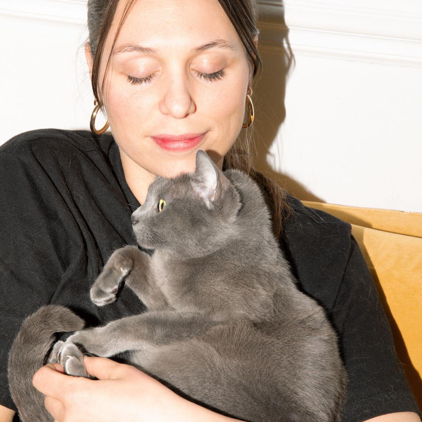 Rendez vous with Marina &amp; Carmen 😎
Because she defines herself as a genuine &ldquo;cat person&rdquo;, Marina began researching breeds of cats: she discovered that Korats are playful, sociable and very attached to the humans they live with. She f