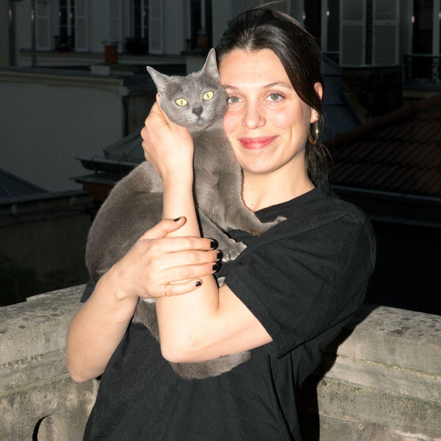 Rendez vous with Marina &amp; Carmen 😎
Because she defines herself as a genuine &ldquo;cat person&rdquo;, Marina began researching breeds of cats: she discovered that Korats are playful, sociable and very attached to the humans they live with. She f