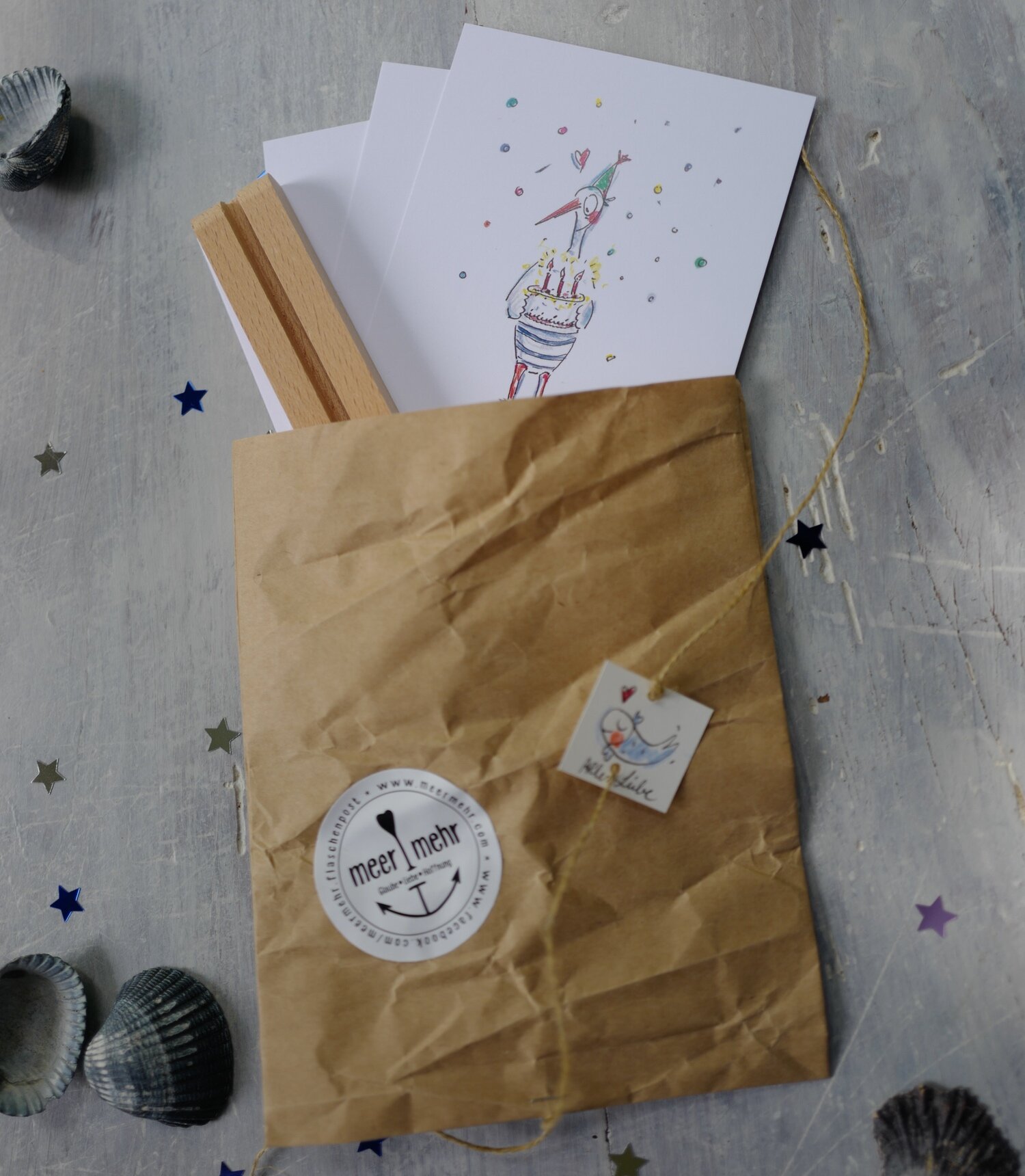 Geschenktüte mit kleinem handgezeichneten Anhänger