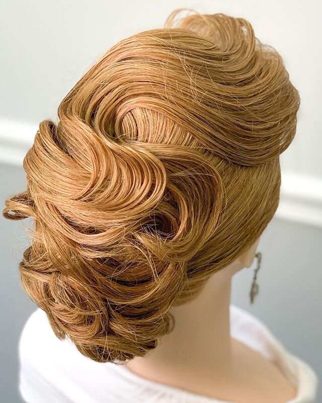 A beautiful classic and romantic updo designed by team member Edilaine✨ I&rsquo;m loving this look do you?!