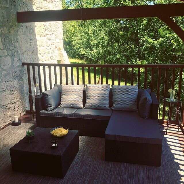 We let our guests have one last dip in the pool as there&rsquo;s no one else here and then finally got out the cushions for our seating set.
We bought this new in London, ready for its home here on our balcony, but we didn&rsquo;t use it last year.
I