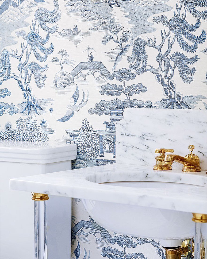 Asia inspired wallpaper in shades of blue 
Photo credit: @amiecorleyinteriors 
.
.
#wallpaper #interiorinspiration #interiordesign #interiors #ophalos #design #art #homedecor #inspiration #bathroomdecor #blue #sink #gold #bathroomdesign #whitebathroo